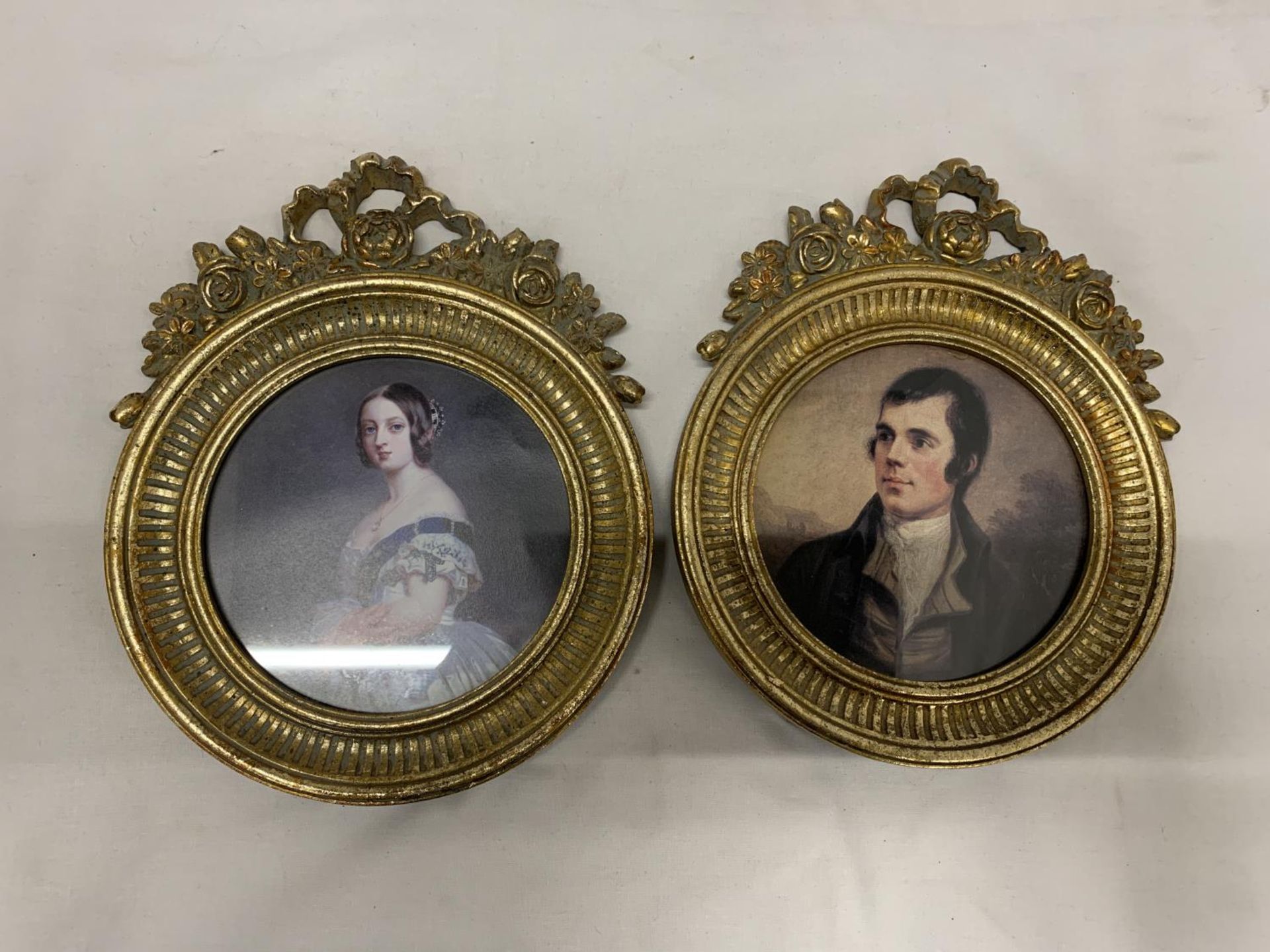 TWO ROUND GILT FRAMED PORTRAIT PRINTS OF A MAN AND A LADY, HEIGHT 24CM