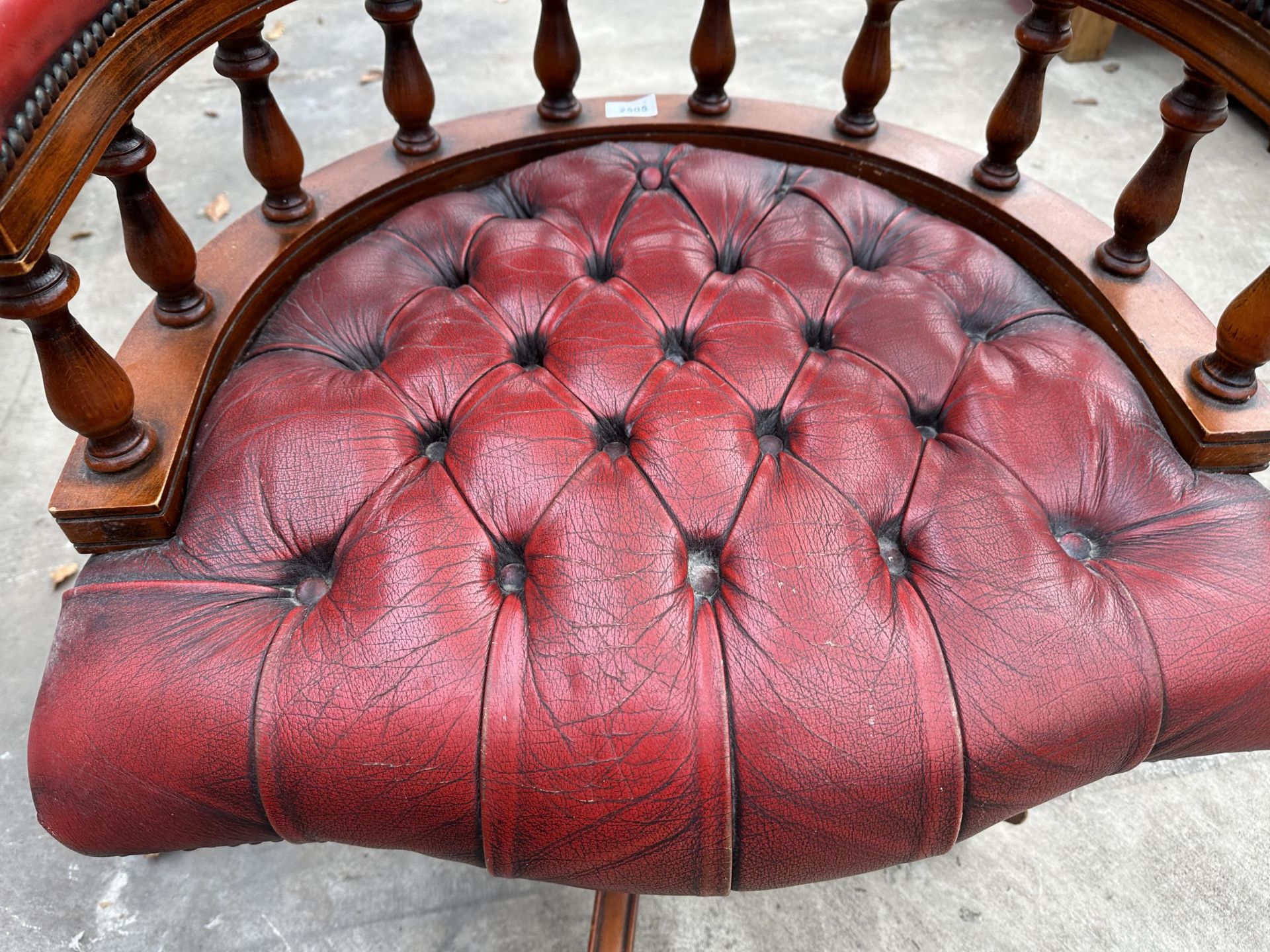 AN OXBLOOD BUTTONED LEATHER SWIVEL CAPTAIN'S CHAIR - Image 3 of 4