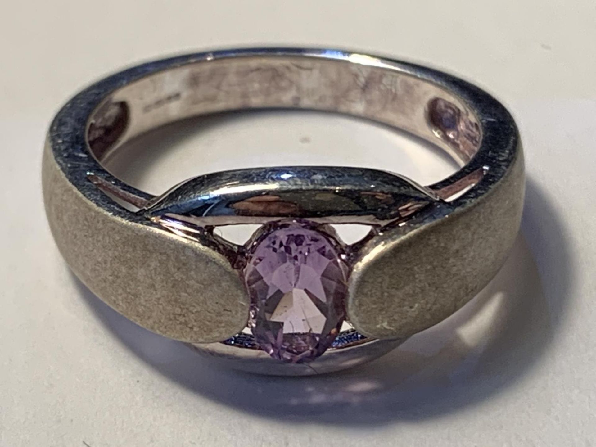 A SILVER AND AMETHYST RING IN A PRESENTATION BOX - Image 2 of 5