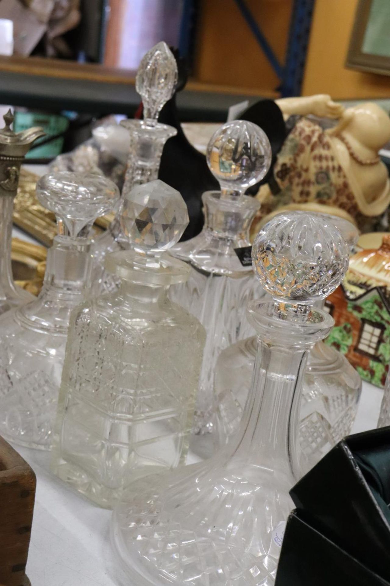 VARIOIUS GLASS WARE TO INCLUDE A CLARET JUG, SEVEN DECANTERS AND A BOXED PAUIR OF CHAMPAGNE GLASSES - Image 8 of 8