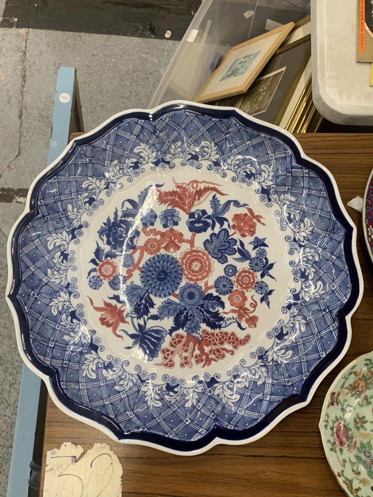 A LARGE CHARGER WITH BLUE, WHITE AND RED FLORAL PATTERN, DIAMETER 47CM, AN ORIENTAL STYLE CHARGE, - Image 2 of 4