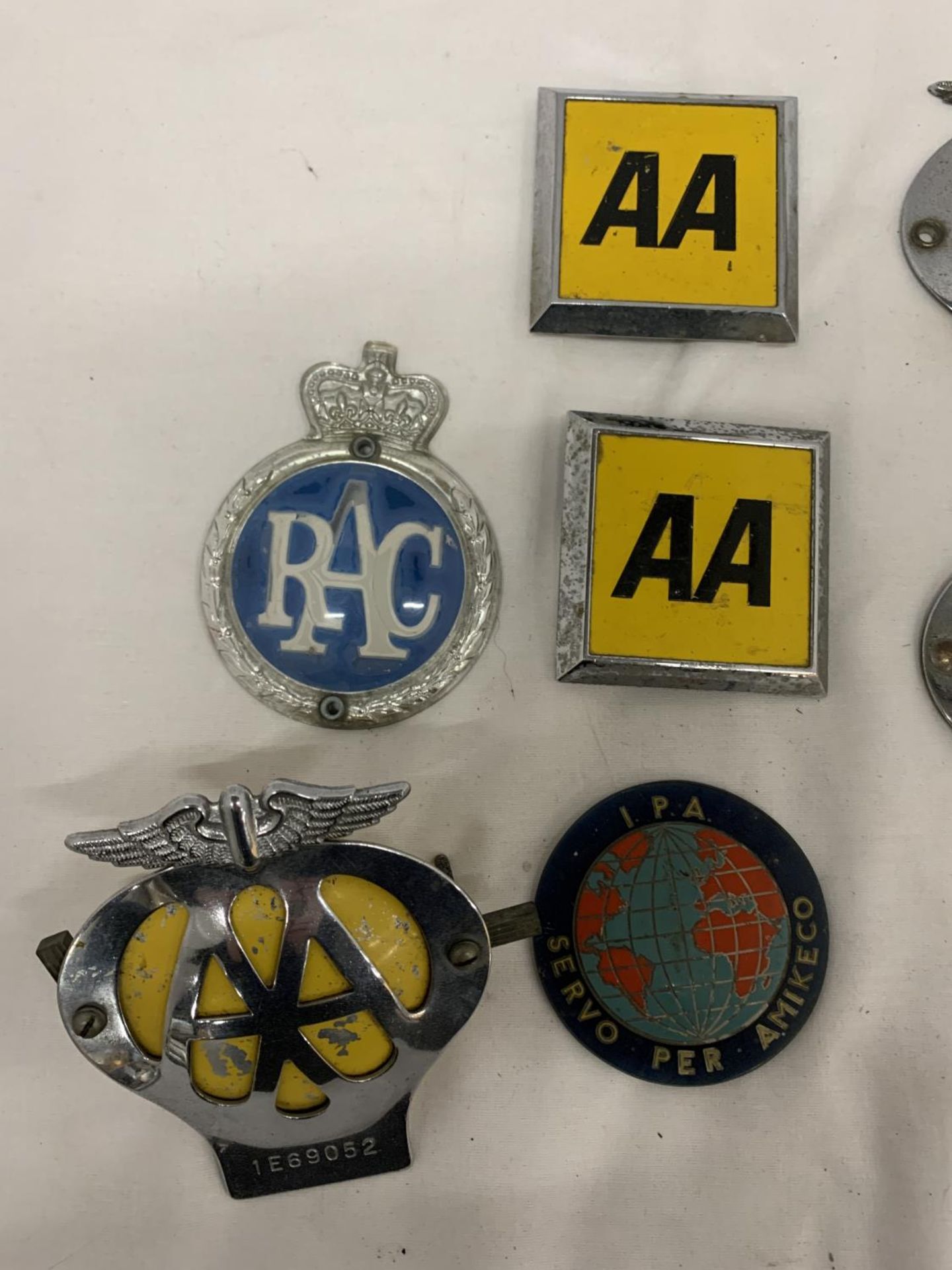 A COLLECTION OF VINTAGE CAR BADGES TO INCLUDE THE AA AND RAC - Image 2 of 3