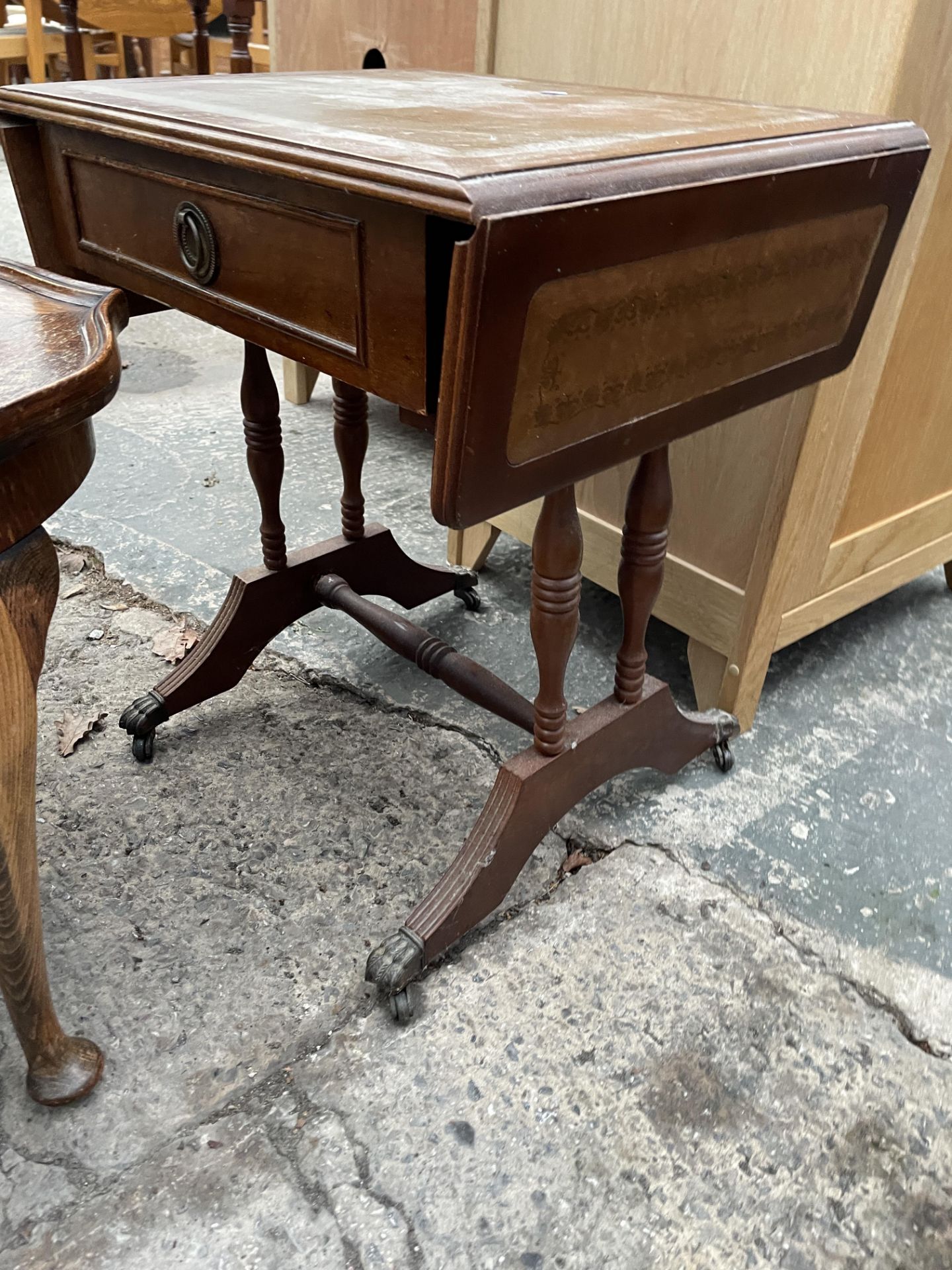 AN OAK COFFEE TABLE ON CABRIOLE LEGS AND MINIATURE SOFA TABLE - Image 3 of 3