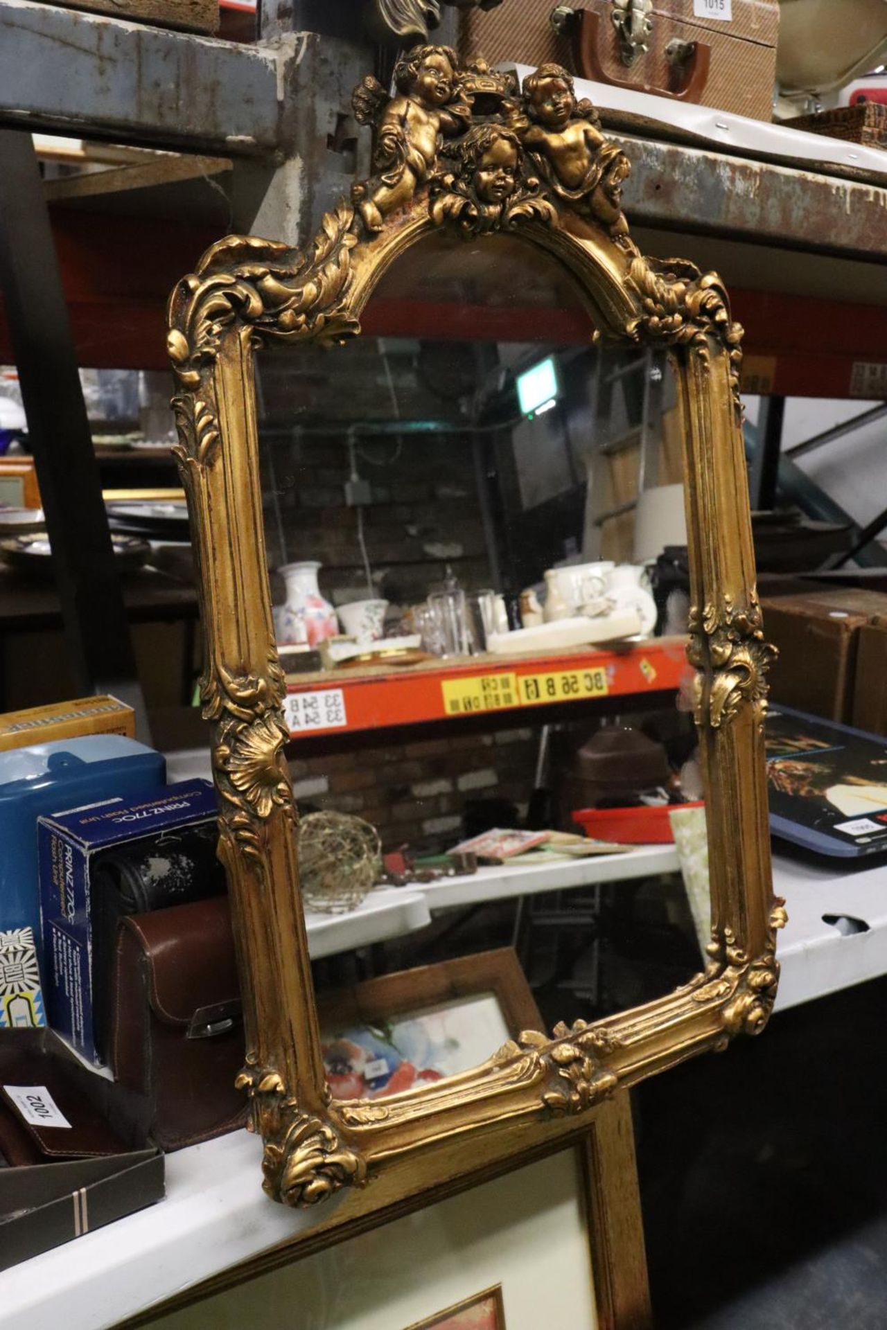 A VINTAGE STYLE GILT FRAMED MIRROR WITH CHERUB DETAIL ON THE FRAME, 34CM X 55CM - Bild 2 aus 4