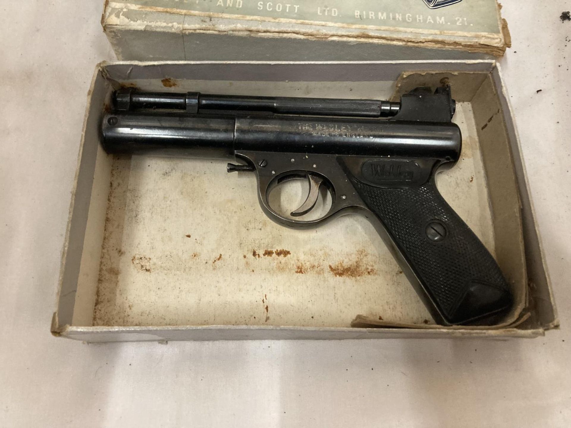 A BOXED WEBLEY AND SCOTT 177 CALIBRE MARK I AIR PISTOL WITH 16.5 CM BARREL, SERIAL NUMBER 139 - Image 2 of 3