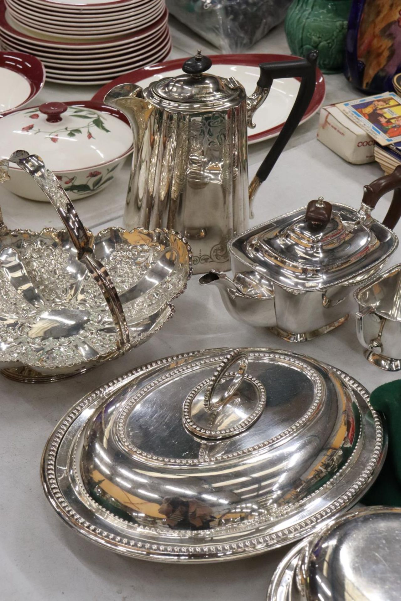 A QUANTITY OF SILVER PLATED ITEMS TO INCLUDE A BASKET BOWL, COFFEE AND TEA POT, LIDDED SERVING - Image 3 of 5