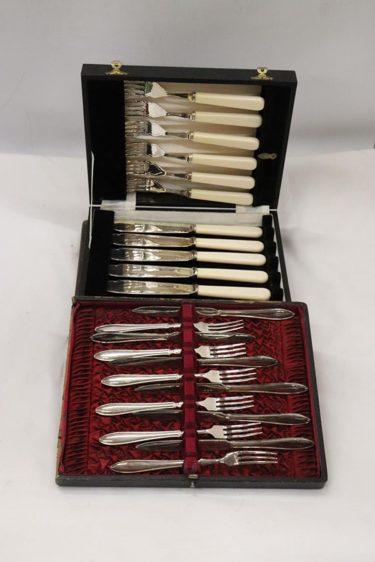 A VINTAGE MAPPIN AND WEBB KNIFE AND FORK SET IN A MAHOGANY CASE - Image 7 of 7