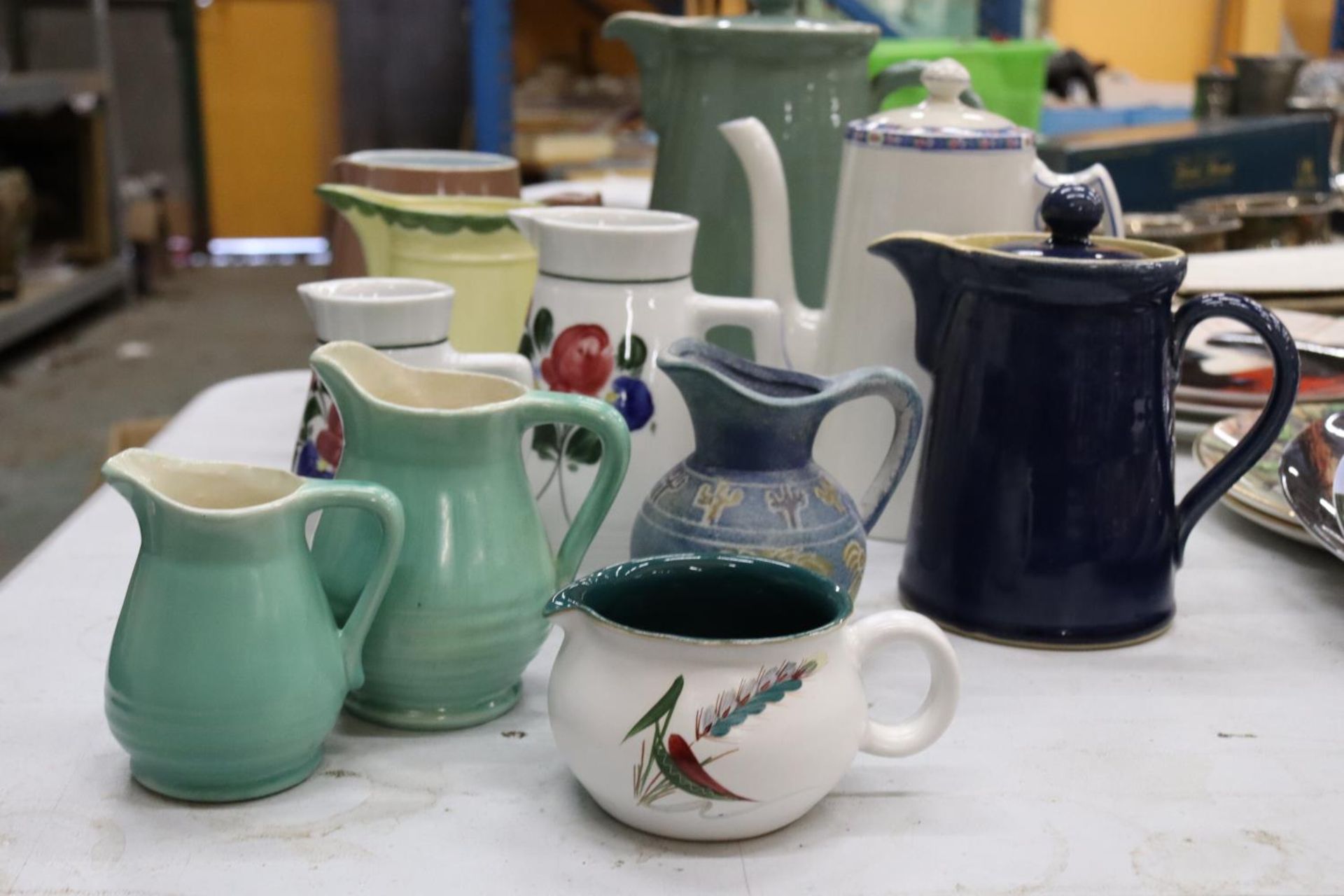 A COLLECTION OF JUGS AND COFFEE POTS TO INCLUDE DENBY, ETC