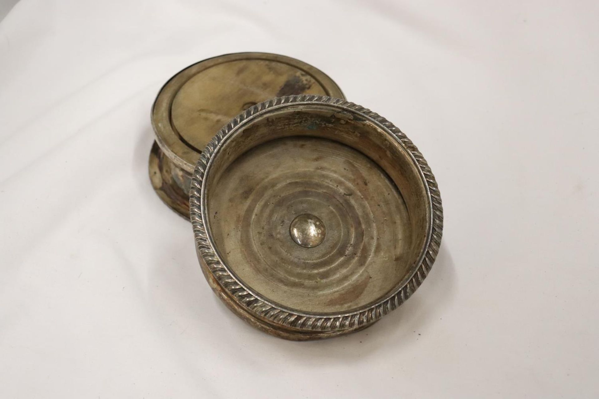 A PAIR OF VINTAGE SILVER PLATED WINE/DECANTER COASTERS, DIAMETER 15CM - Image 5 of 5