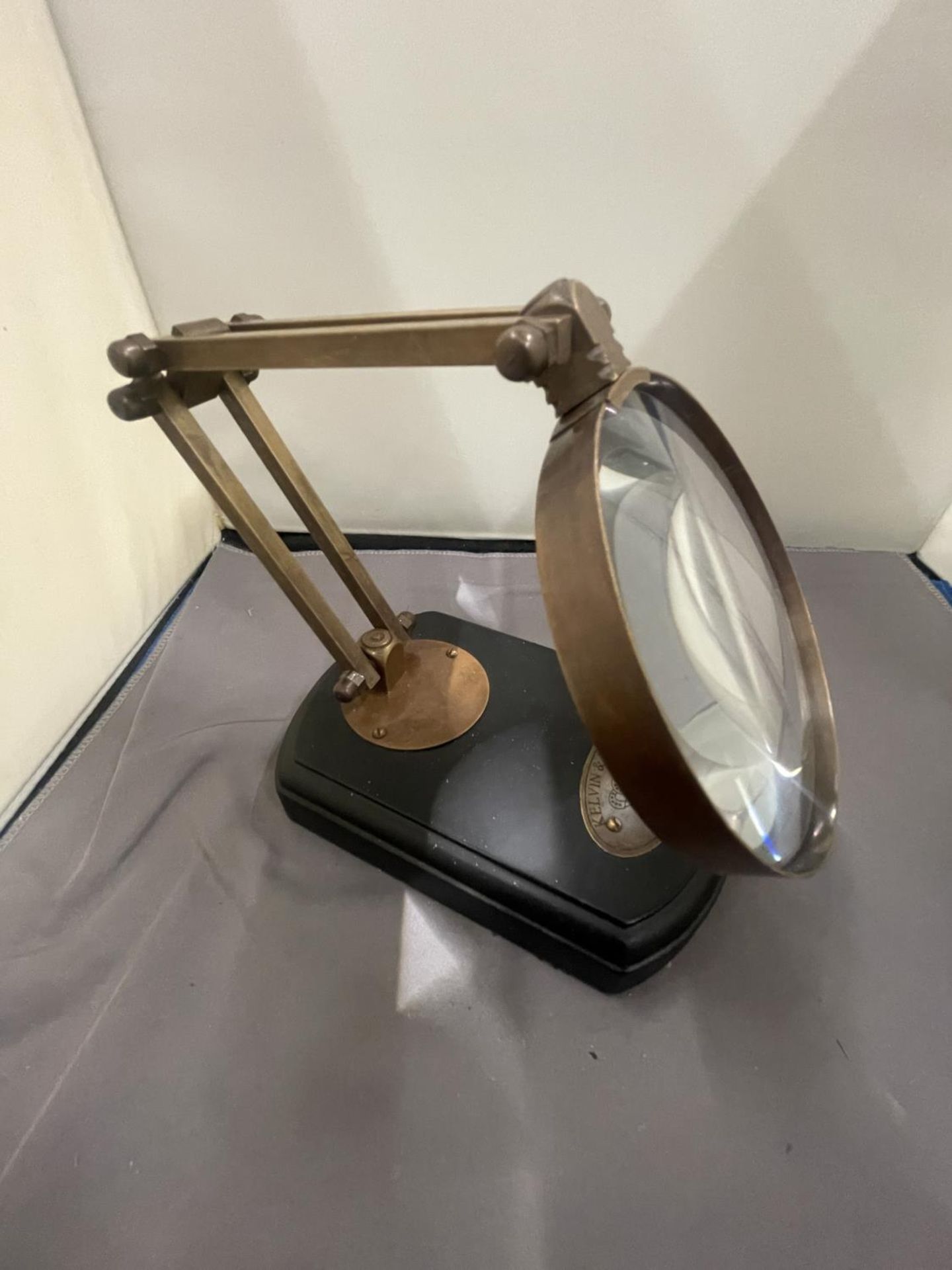 A BRASS MAGNIFYING GLASS ON A WOODEN BASE - Image 4 of 6