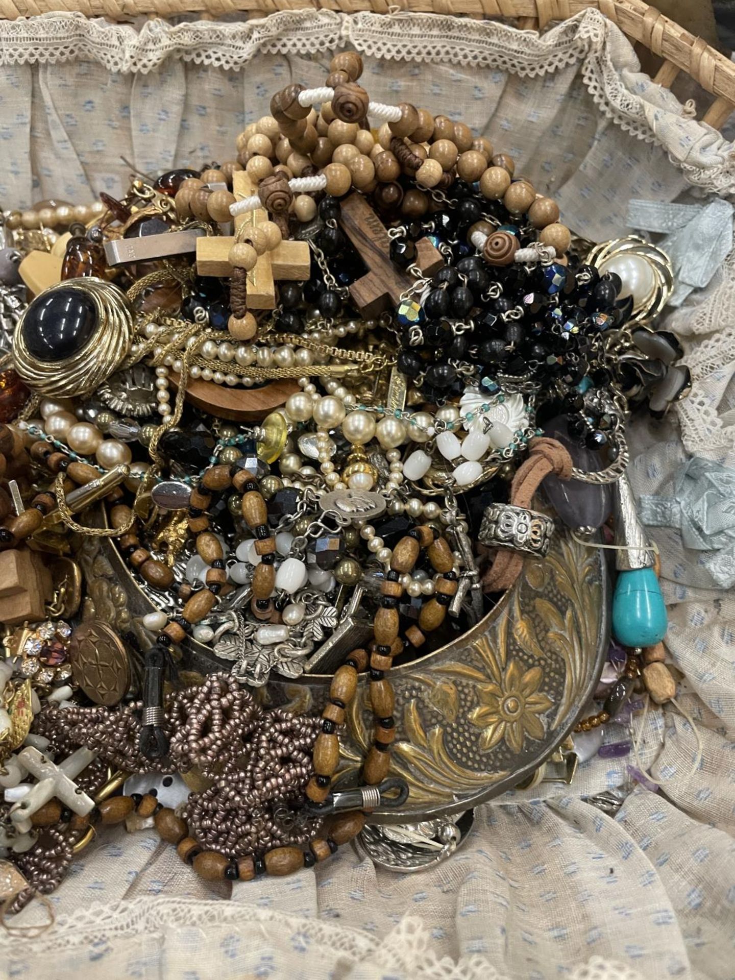 A LARGE QUANTITY OF COSTUME JEWELLERY TO INCLUDE NECKLACES, EARRINGS, BANGLES, ETC - Bild 3 aus 3