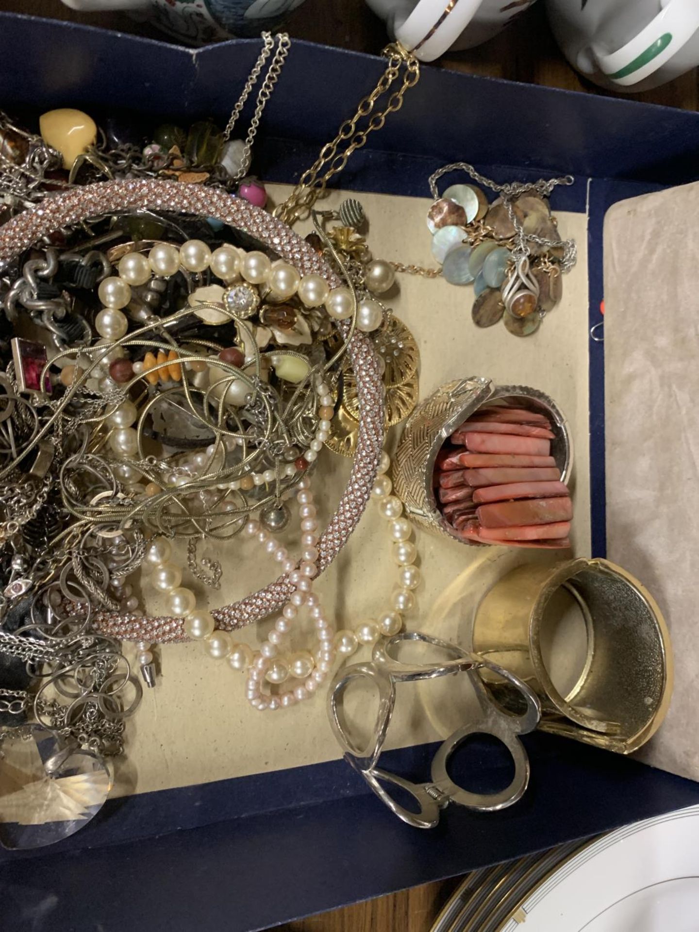 A QUANTITY OF COSTUME JEWELLERY TO INCLUDE NECKLACES, CHAINS, BANGLES, ETC - Image 3 of 3