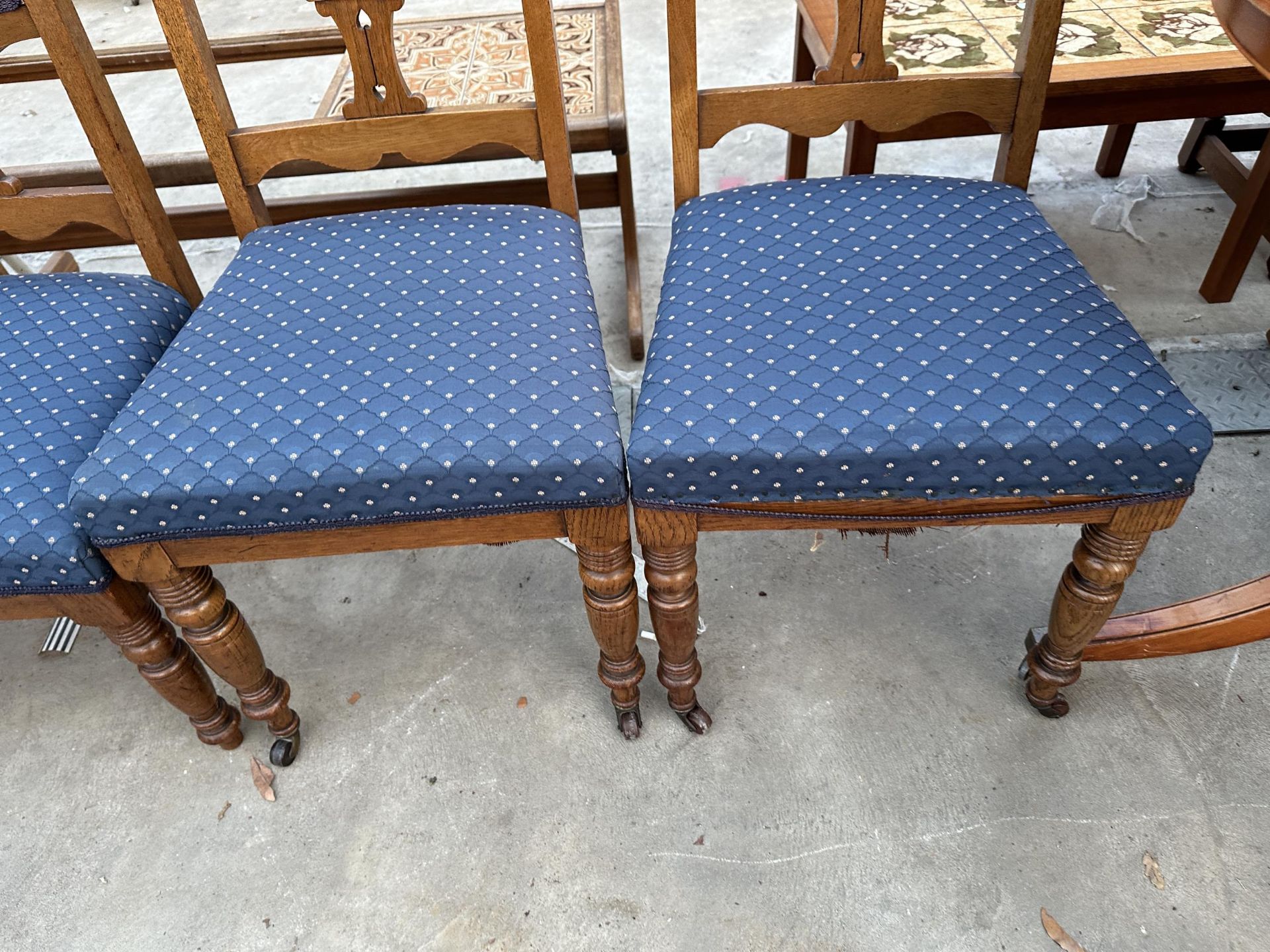 A SET OF FOUR ART NOUVEAU DINING CHAIRS ON TURNED FRONT LEGS - Image 3 of 5