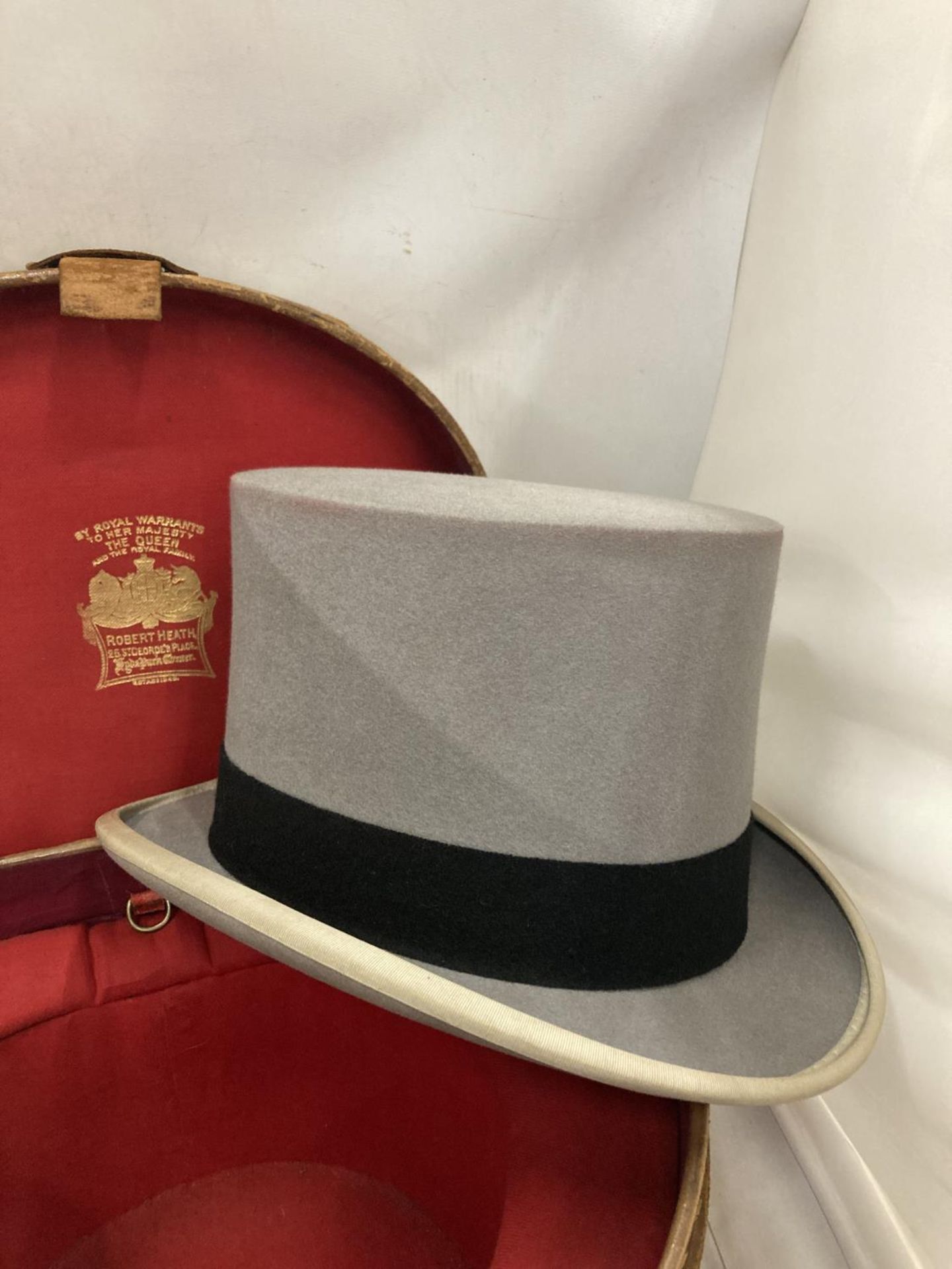 A VINTAGE WOODROW PICCADILLY LONDON GREY TOP HAT AND GLOVES IN A ROBERT HEATH LEATHER HAT BOX - Image 2 of 6