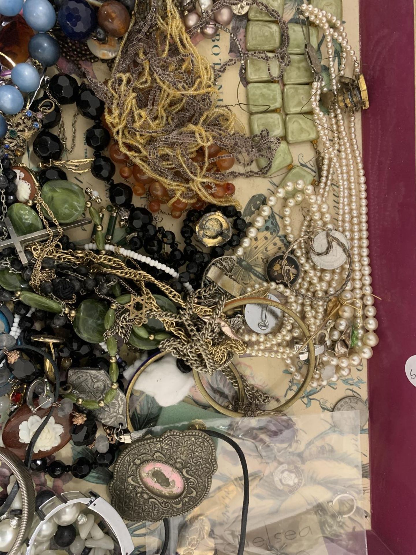 A QUANTITY OF COSTUME JEWELLERY TO INCLUDE NECKLACES, BRACELETS, EARRINGS, ETC ON A VINTAGE TRAY - Image 4 of 5