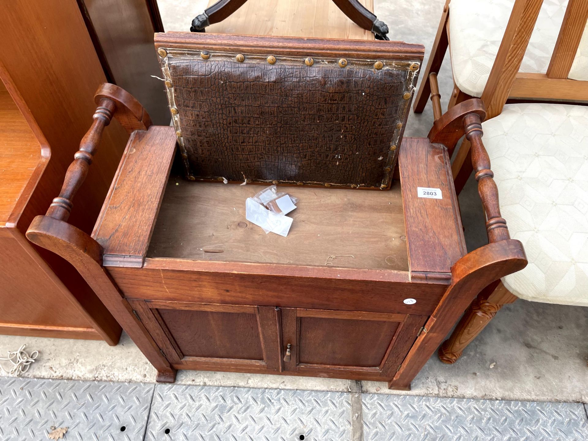 AN EARLY 20TH CENTURY PIANO STOOL ENCLOSING CUPBOARDS, LIFT-UP SEAT AND TURNED CARRYING HANDLE - Image 2 of 3