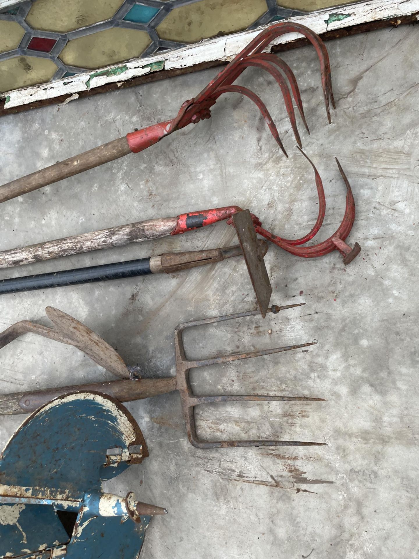 AN ASSORTMENT OF VINTAGE TOOLS TO INCLUDE HOES, A FORK AND A PEAT SPADE ETC - Image 3 of 3