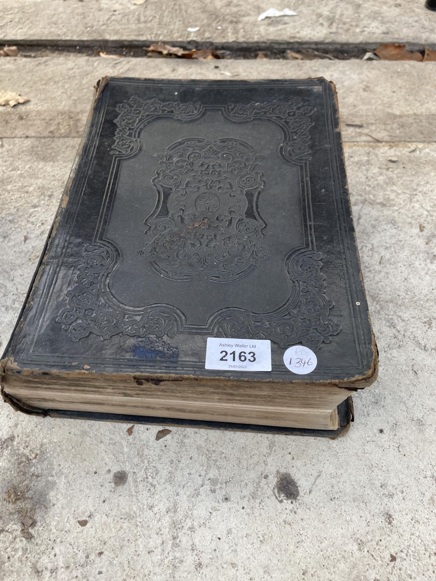 A VINTAGE LEATHER BOUND HOLY BIBLE