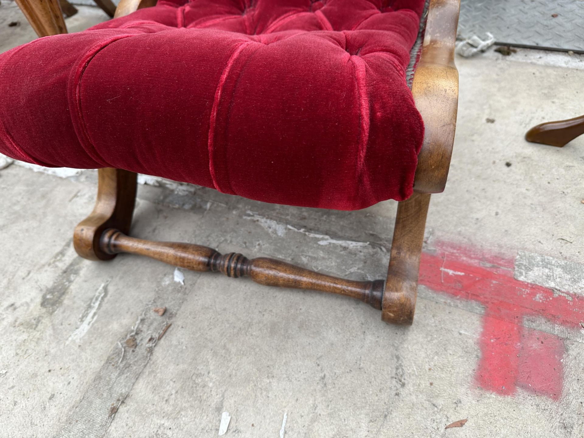 A VICTORIAN STYLE MAROON BUTTONED SLIPPER CHAIR - Image 3 of 4