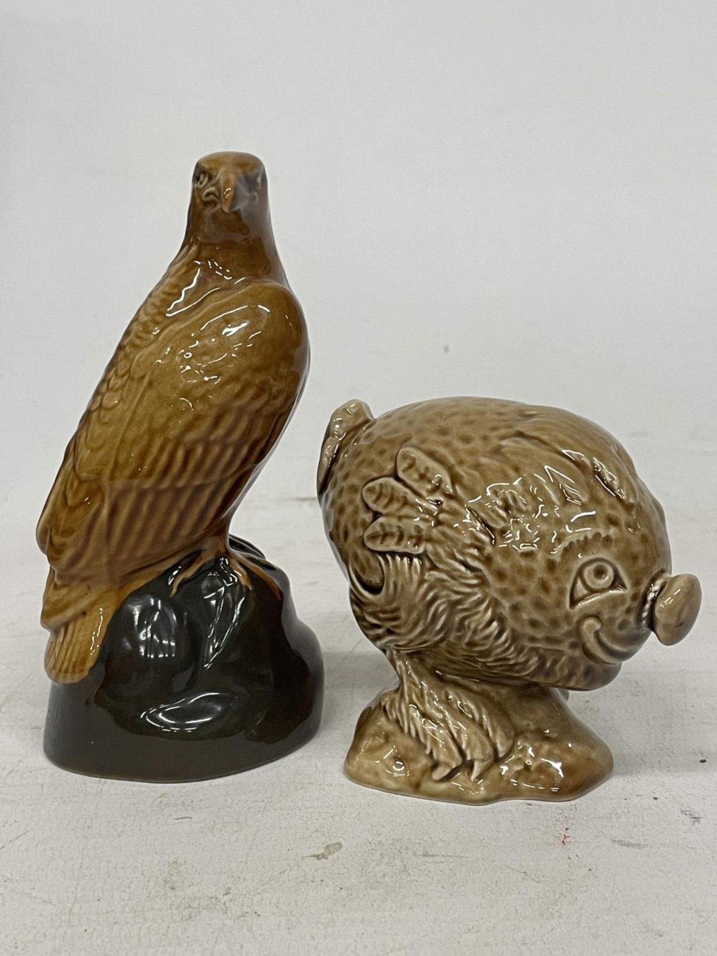 A BESWICK BENEAGLES SCOTCH WHISKEY MINIATURE EAGLE TOGETHER WITH A FLYING HAGGIS MINIATURE - Bild 3 aus 4
