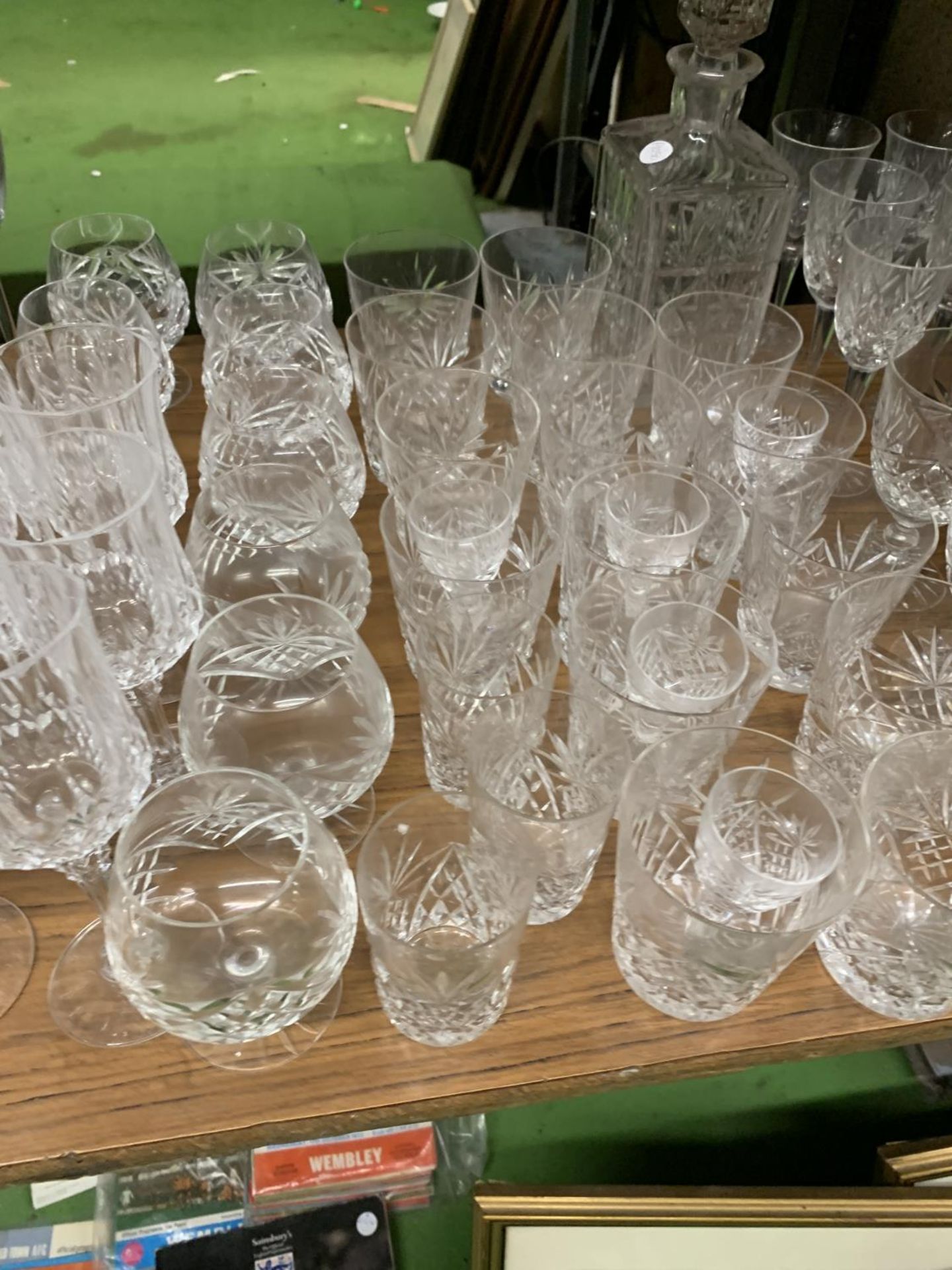 A LARGE QUANTITY OF GLASSES TO INCLUDE WINE, CHAMPAGNE FLUTES, SHERRY, BRANDY, TUMBLERS, ETC PLUS - Image 4 of 5
