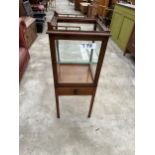 AN EDWARDIAN MAHOGANY BIJOUTERIE CABINET WITH SINGLE DRAWER - 14"SQUARE