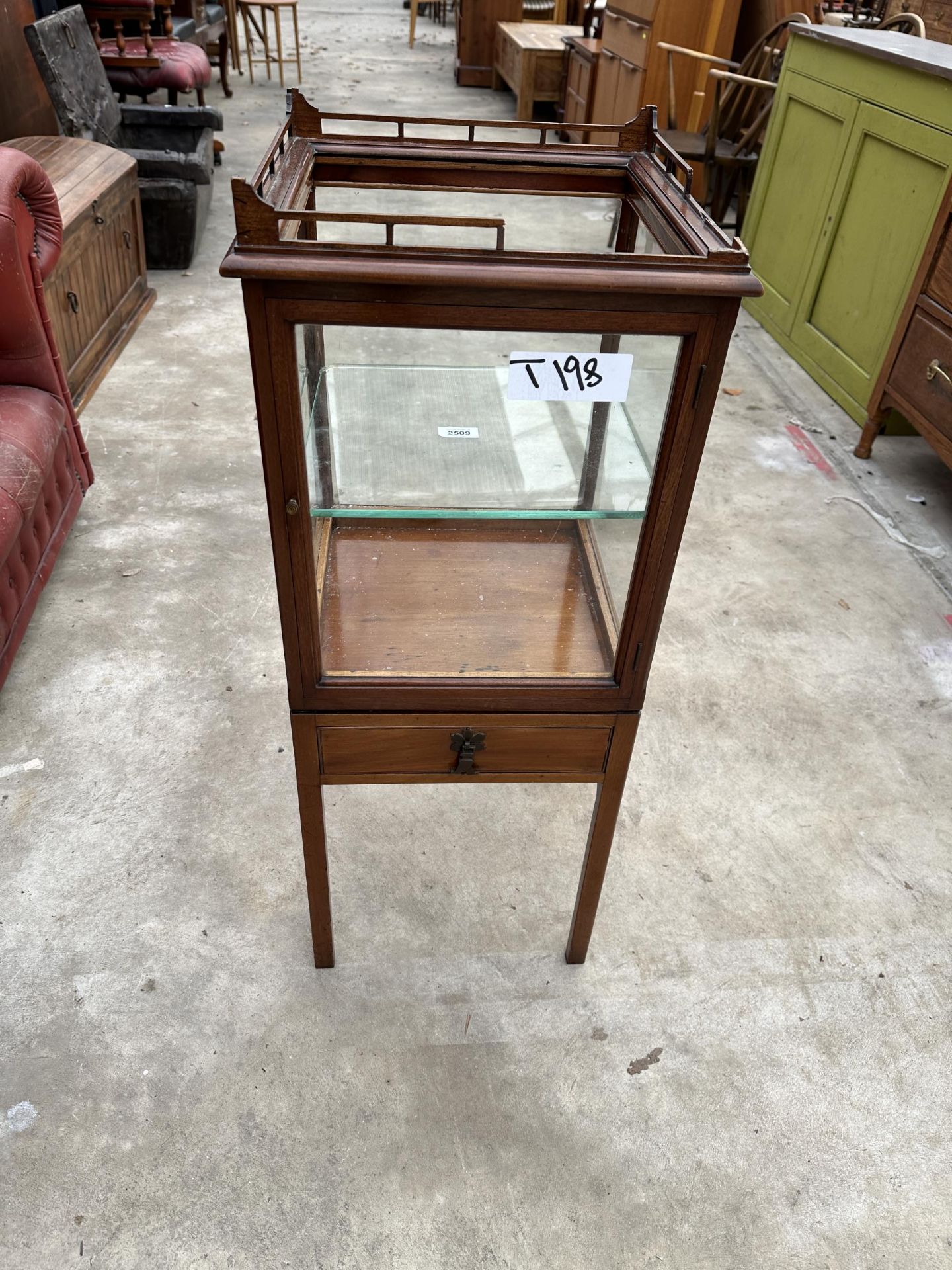 AN EDWARDIAN MAHOGANY BIJOUTERIE CABINET WITH SINGLE DRAWER - 14"SQUARE