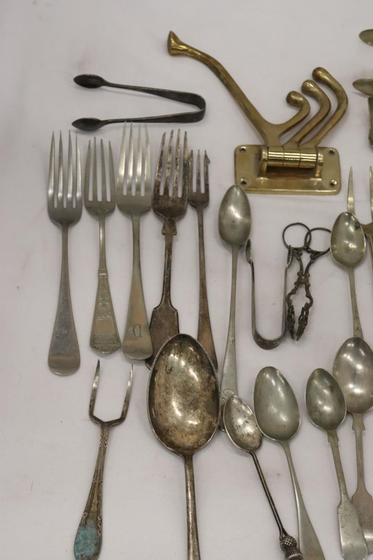 A QUANTITY OF VINTAGE FLATWARE TO INCLUDE A HALLMARKED 'THISTLE' SILVER TEASPOON AND AN OXO SPOON - Image 3 of 7