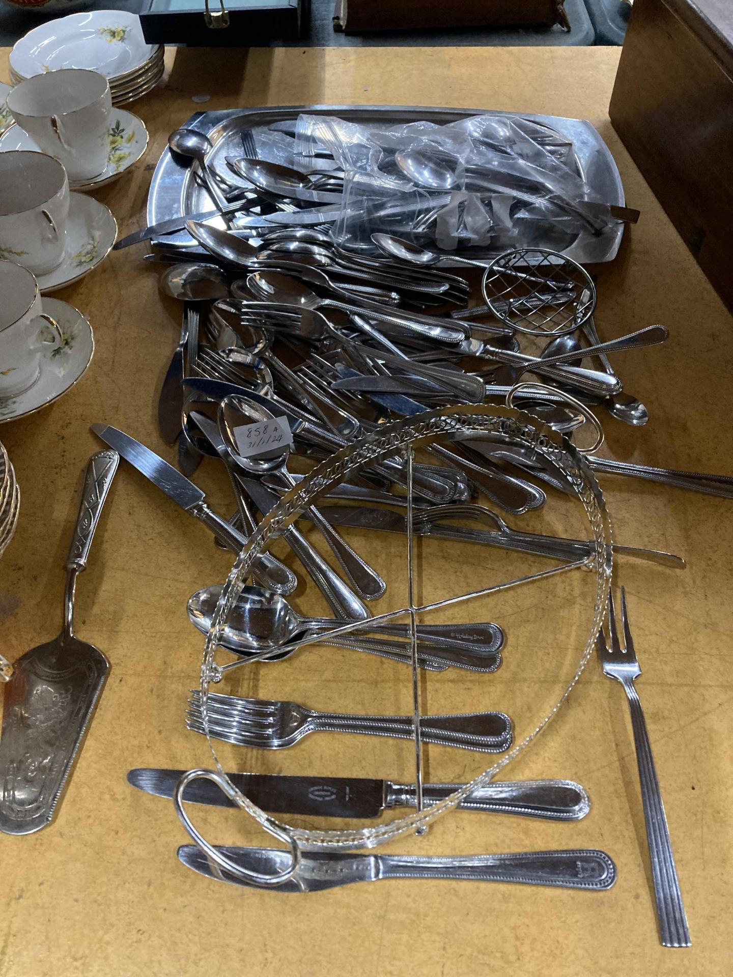 A LARGE QUANTITY OF FLATWARE