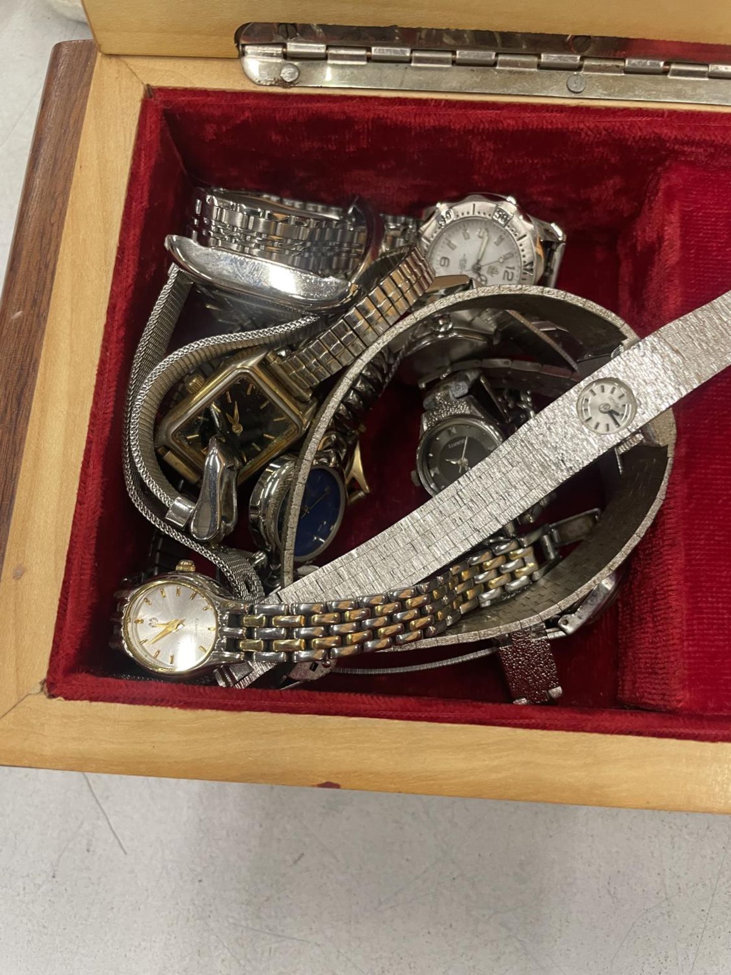 AN INLAID JEWELLERY BOX CONTAINING A QUANTITY OF LADIES WRISTWATCHES - Image 2 of 3