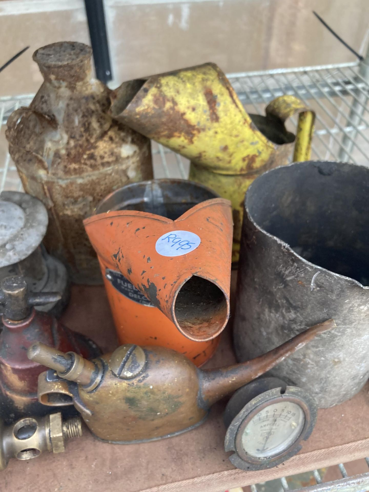 AN ASSORTMENT OF VINTAGE MOTOR ITEMS TO INCLUDE OIL JUGS, FUEL PUMP AND AN AMP METRE ETC - Image 3 of 4