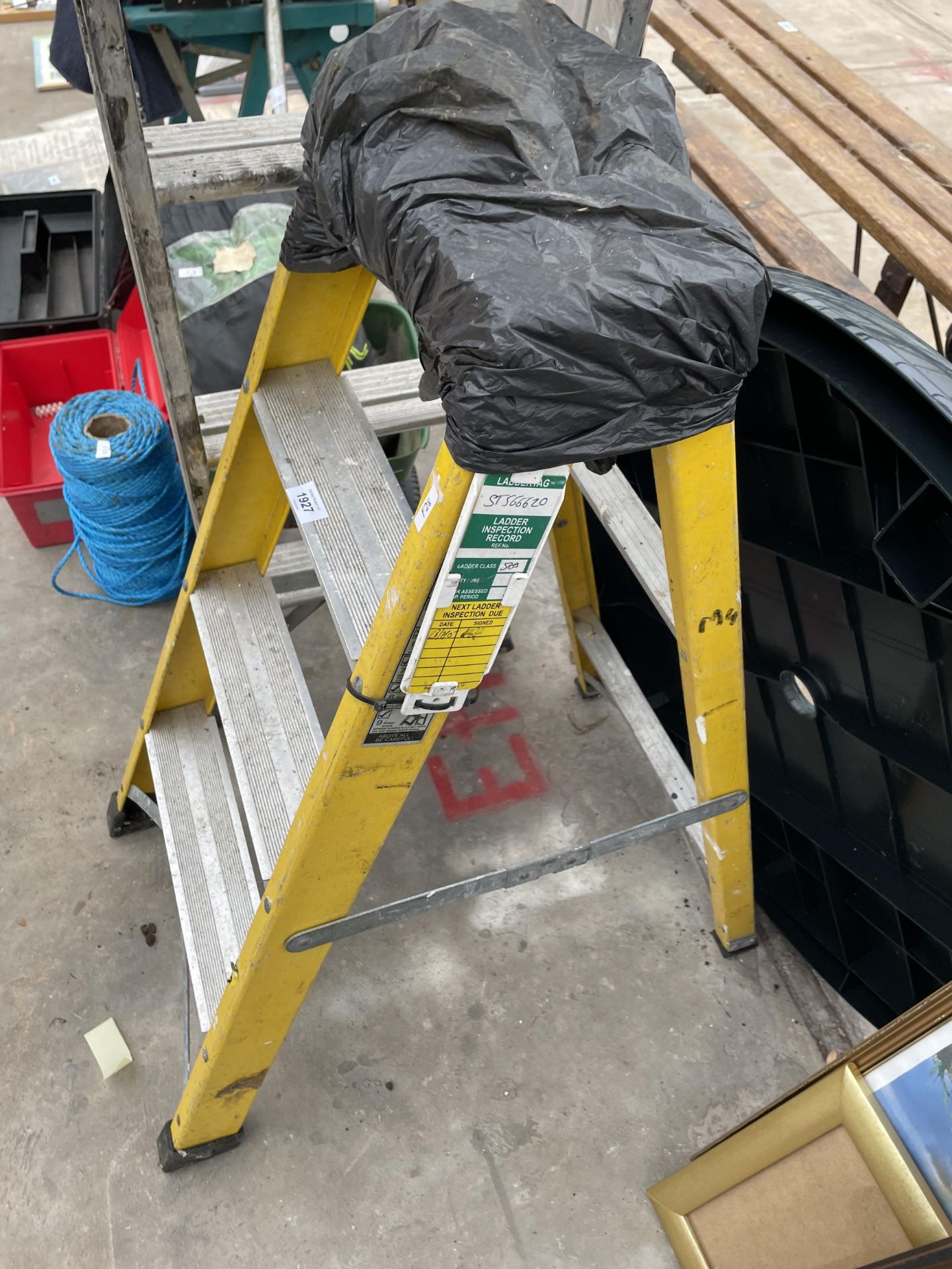 A MULTIFUNCTION FOLDING LADDER AND A THREE RUNG METAL STEP LADDER - Image 2 of 2