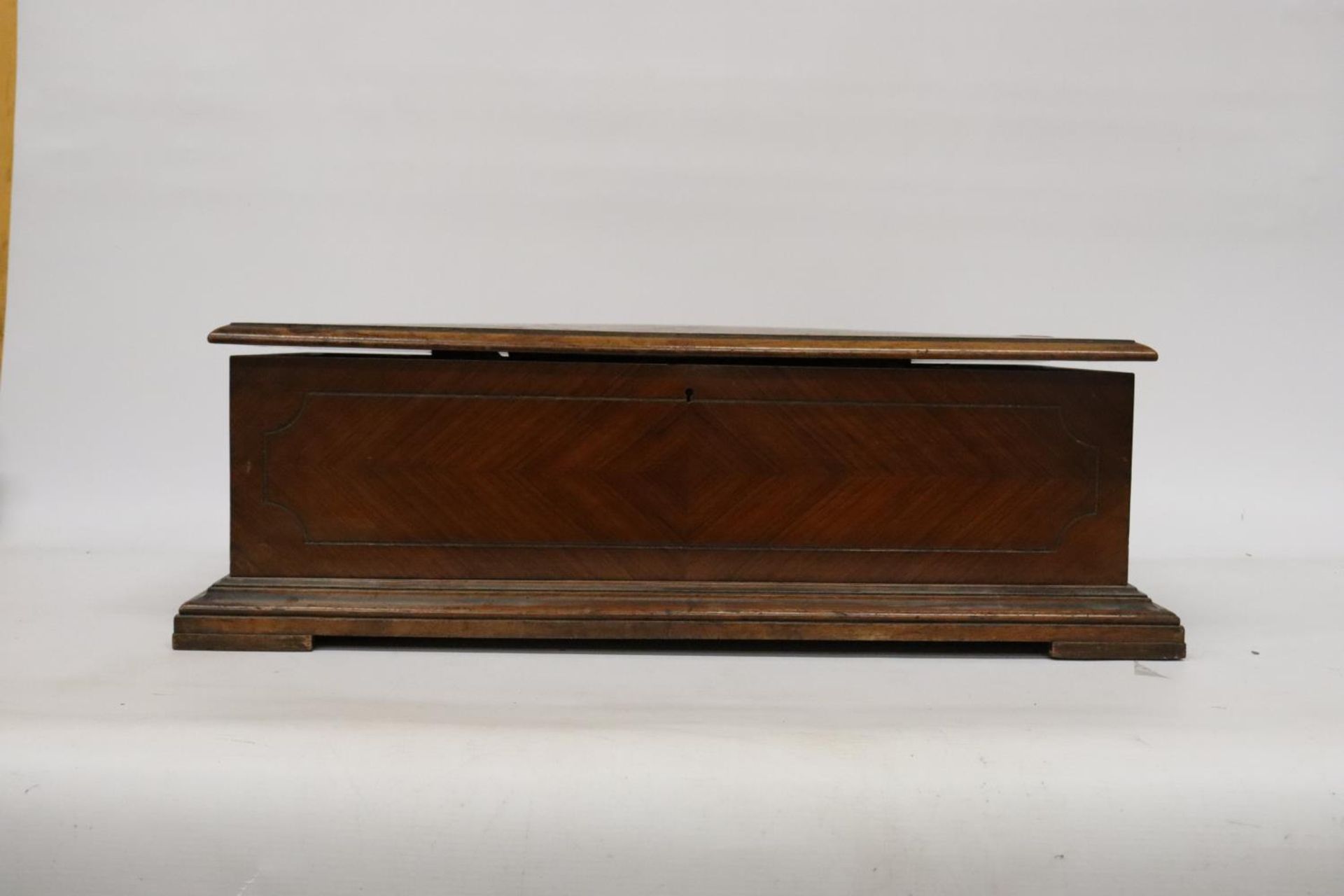 A LATE 19TH CENTURY ROSEWOOD CASED MUSIC BOX WITH TEN AIRS - 66CM (W), 33CM (D), 21CM (H) - SPRING - Bild 5 aus 9