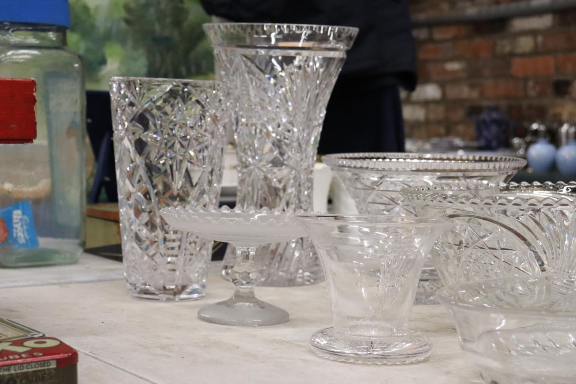 A QUANTITY OF GLASSWARE TO INCLUDE VASES, BOWLS, ETC - 7 PIECES IN TOTAL - Bild 4 aus 7