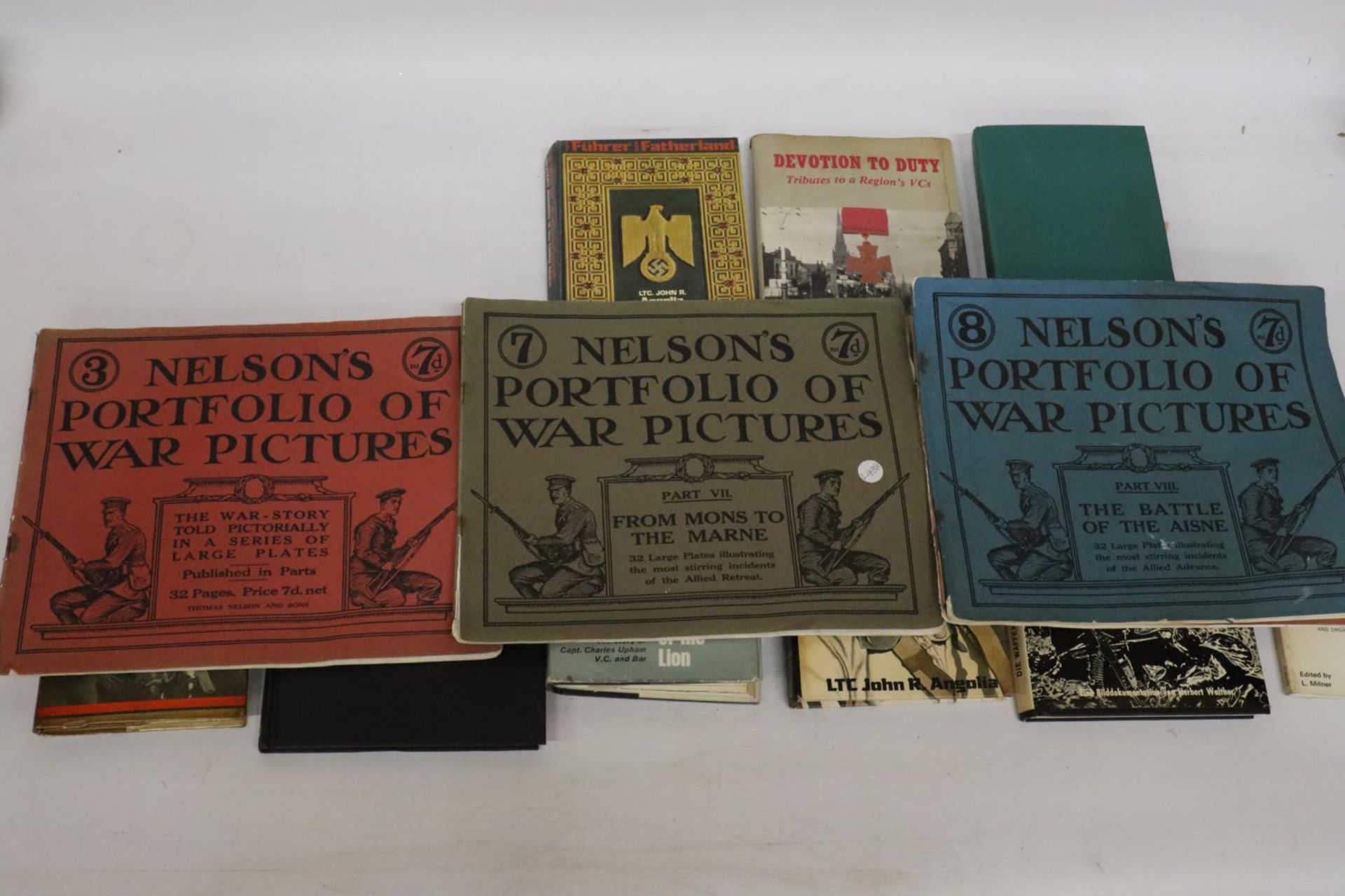 A COLLECTION OF THIRTEEN BOOKS AND BOOKLETS RELATING TO WORLD WAR I AND WORLD WAR II, TO INCLUDE - Bild 6 aus 7