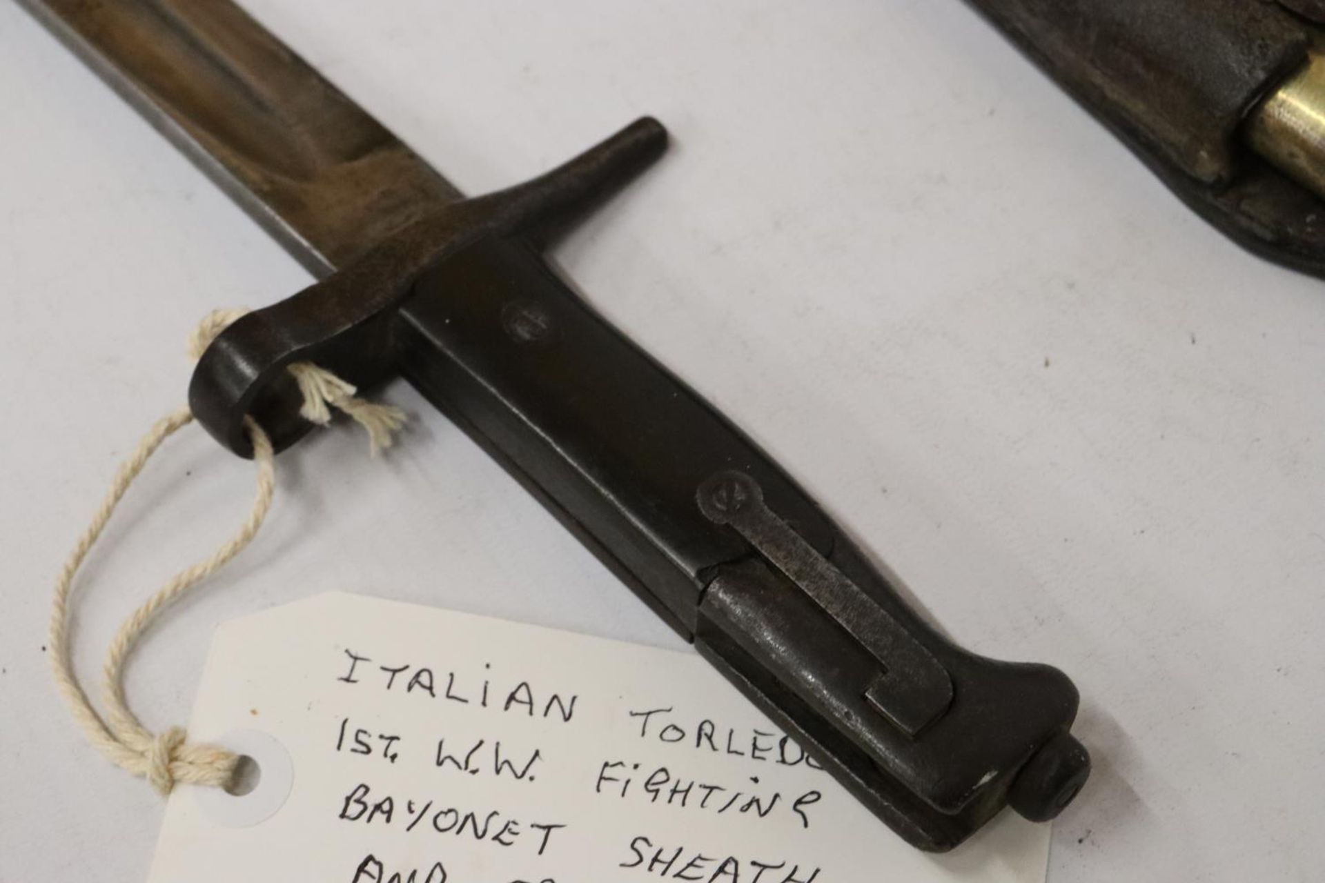 A WORLD WAR I ITALIAN BAYONET AND SCABBARD, 23CM BLADE - Image 5 of 5