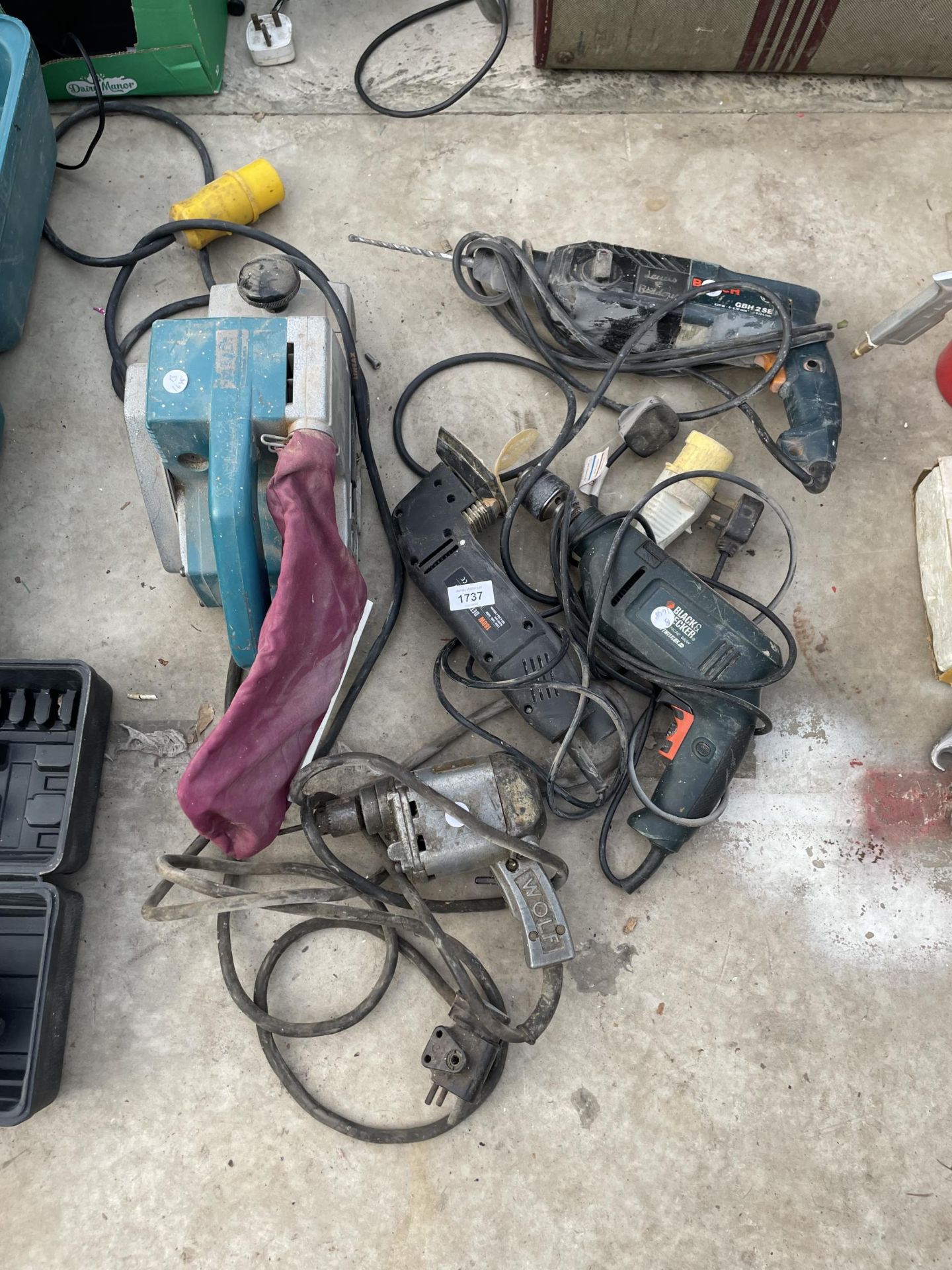 AN ASSORTMENT OF POWER TOOLS TO INCLUDE A BLACK AND DECKER DETAIL SANDER, THREE DRILLS AND A 110V