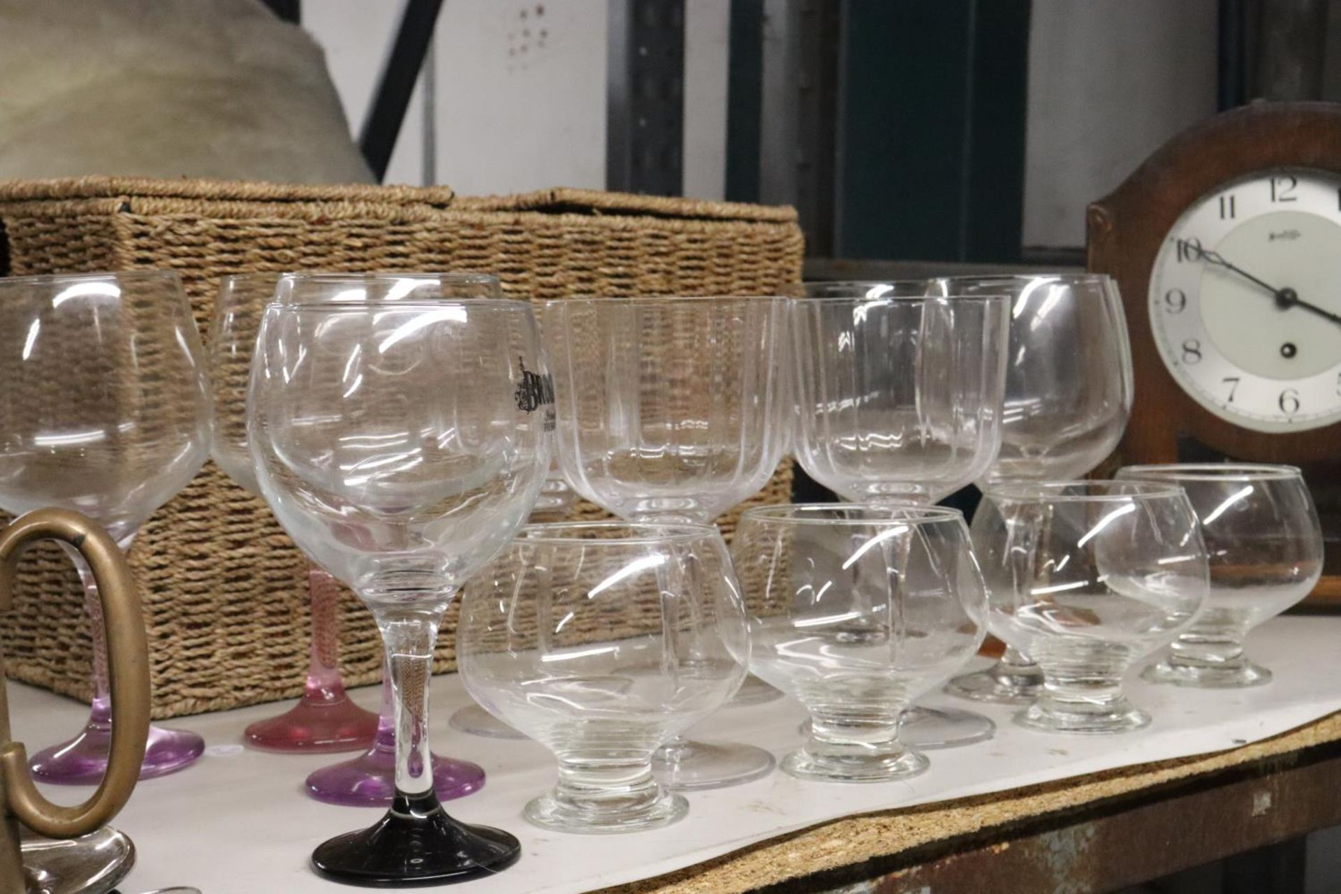 A QUANTITY OF GIN GLASSES AND BOWLS IN A BASKET - Image 2 of 6