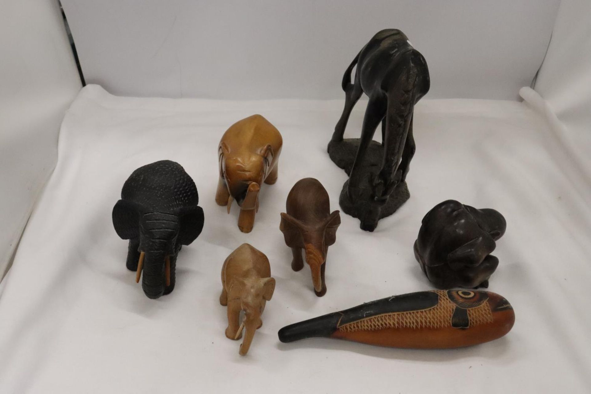 A QUANTITY OF WOODEN CARVED ANIMALS TO INCLUDE ELEPHANTS, A GIRAFFE, ETC - Bild 3 aus 7