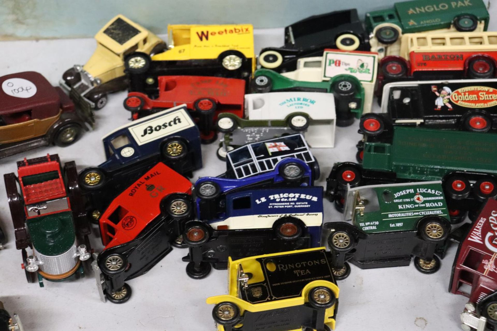 A QUANTITY OF VINTAGE MODEL CARS TO INCLUDE LLEDO, MATCHBOX, DAYS GONE, ETC., - Image 2 of 4