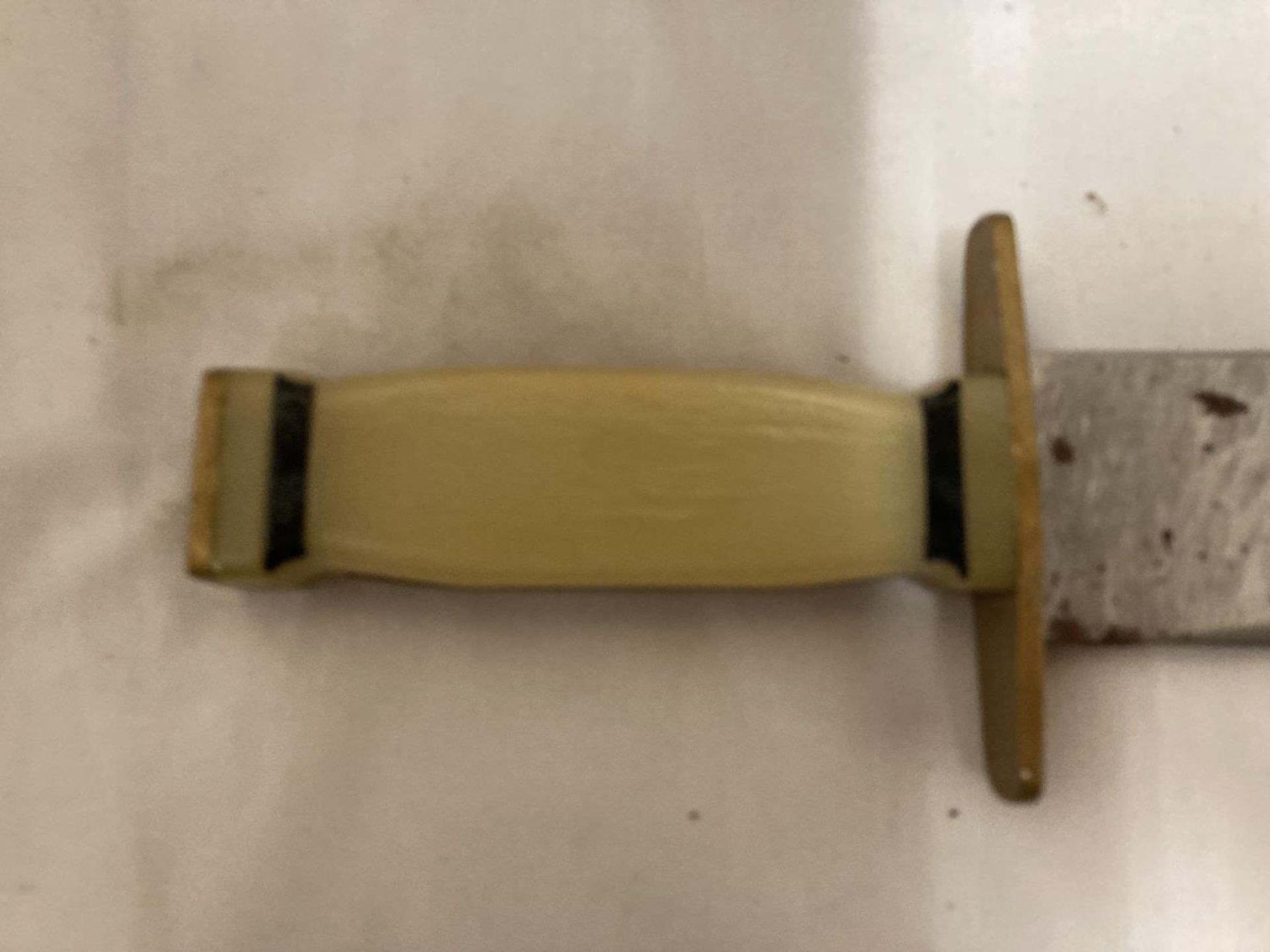 A BOWIE KNIFE AND SCABBARD WITH 28 CM BLADE - Image 3 of 4