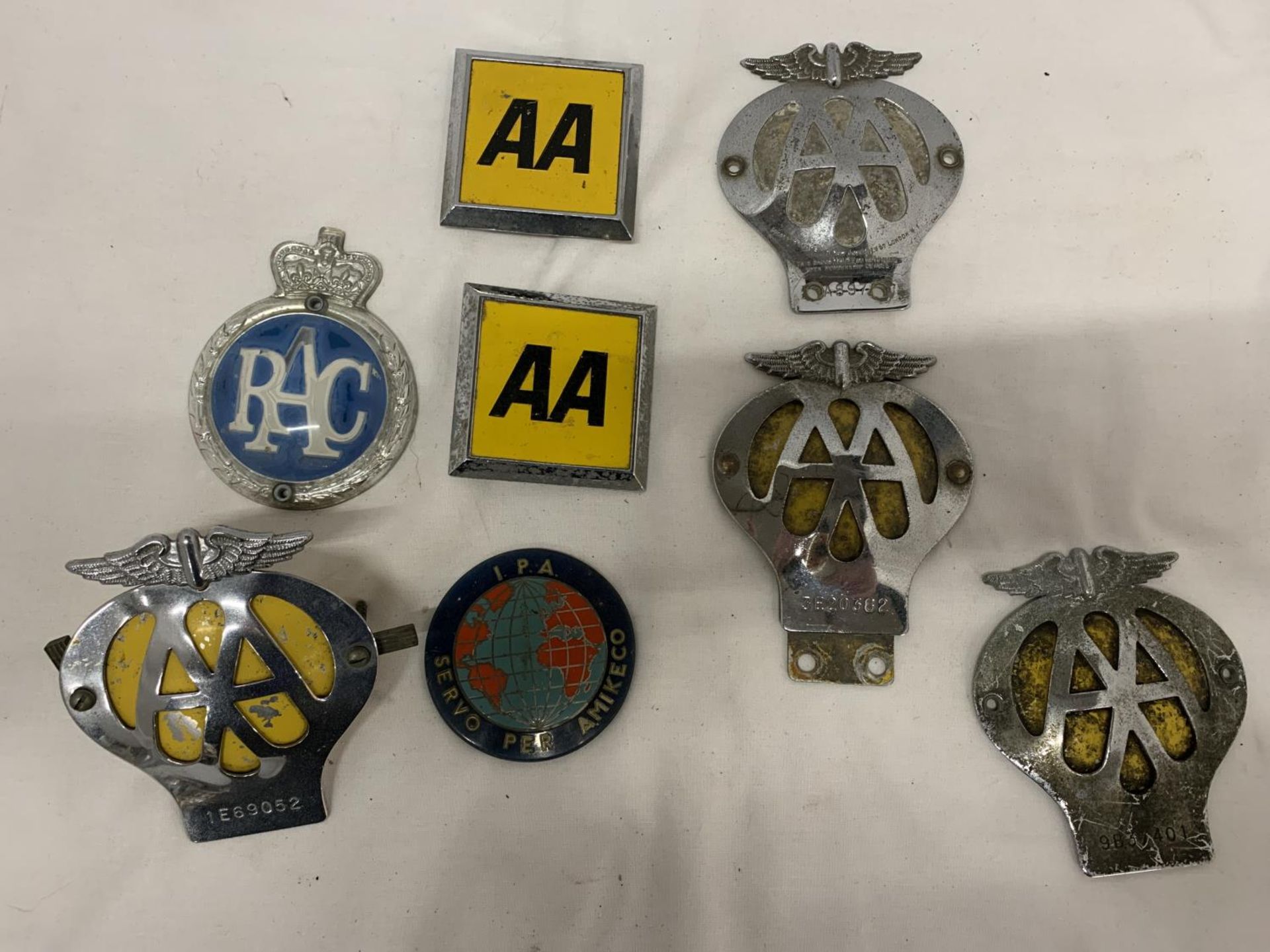 A COLLECTION OF VINTAGE CAR BADGES TO INCLUDE THE AA AND RAC