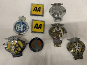 A COLLECTION OF VINTAGE CAR BADGES TO INCLUDE THE AA AND RAC