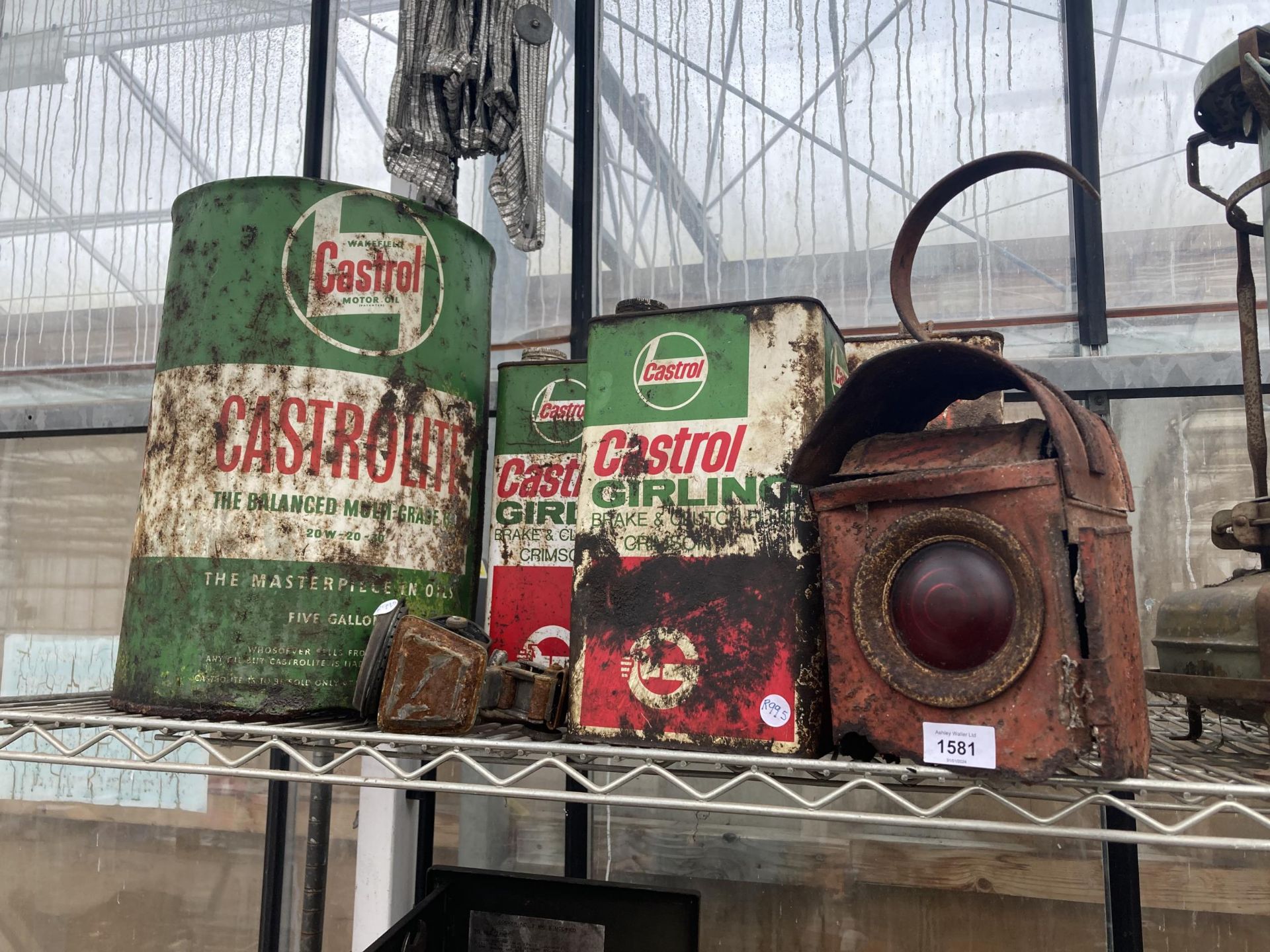 AN ASSORTMENT OF VINTAGE OIL CANS TO INCLUDE CASTROL, TO ALSO INCLUDE A CAR LIGHT AND A RAILWAY