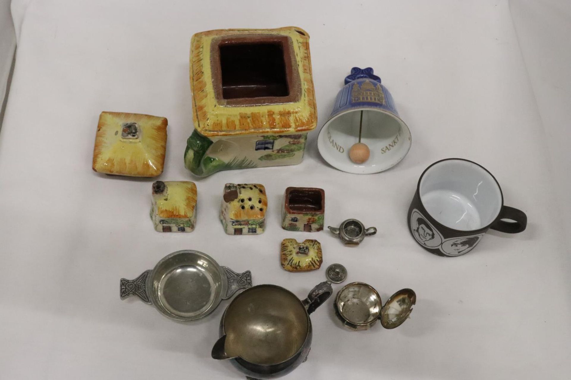 A MIXED LOT TO INCLUDE A B & G, COPENHAGEN BELL, A COTTAGE WARE TEAPOT AND CRUET SET, SILVER - Bild 5 aus 5