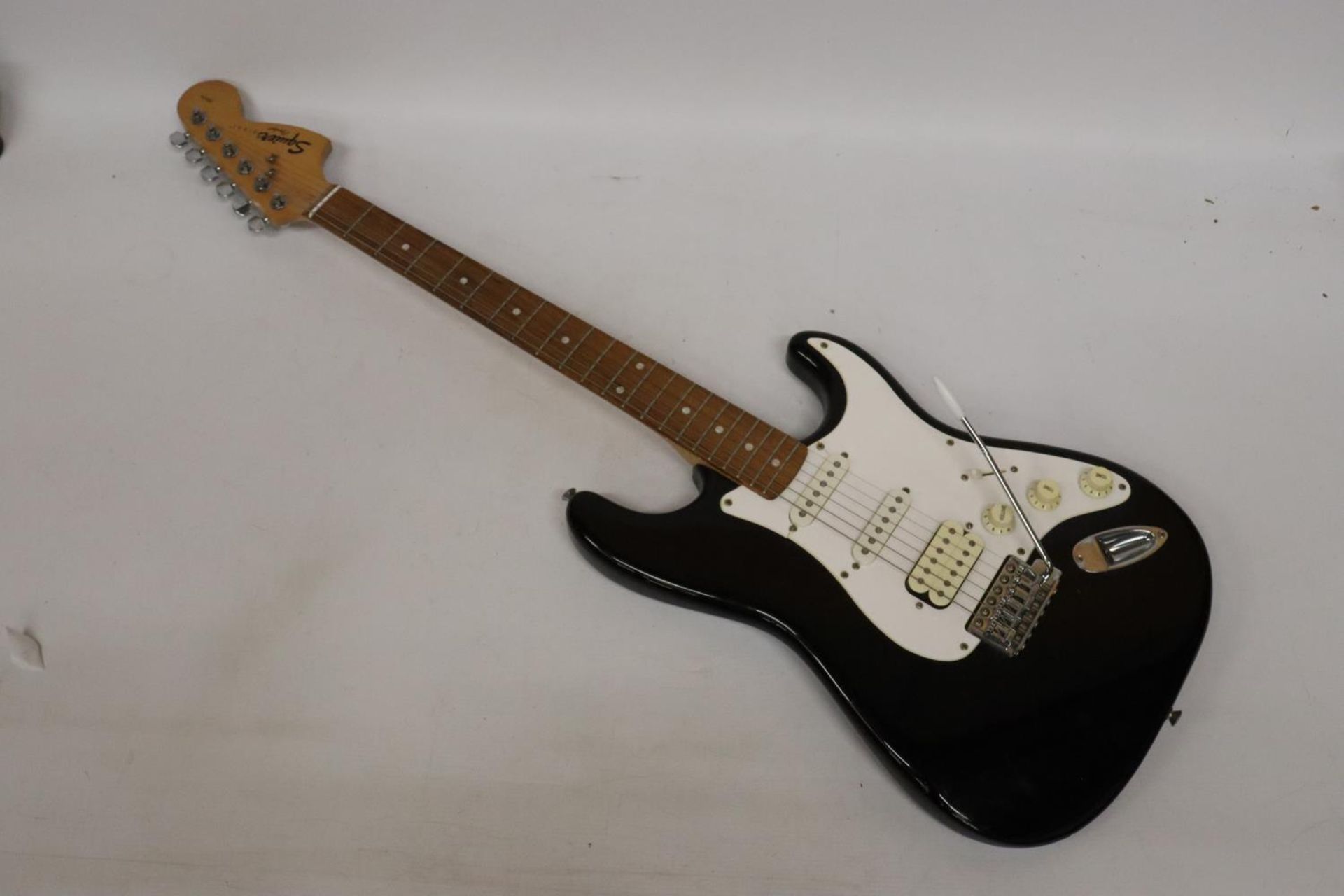 A SQUIER STRAT FENDER ELECTRIC GUITAR