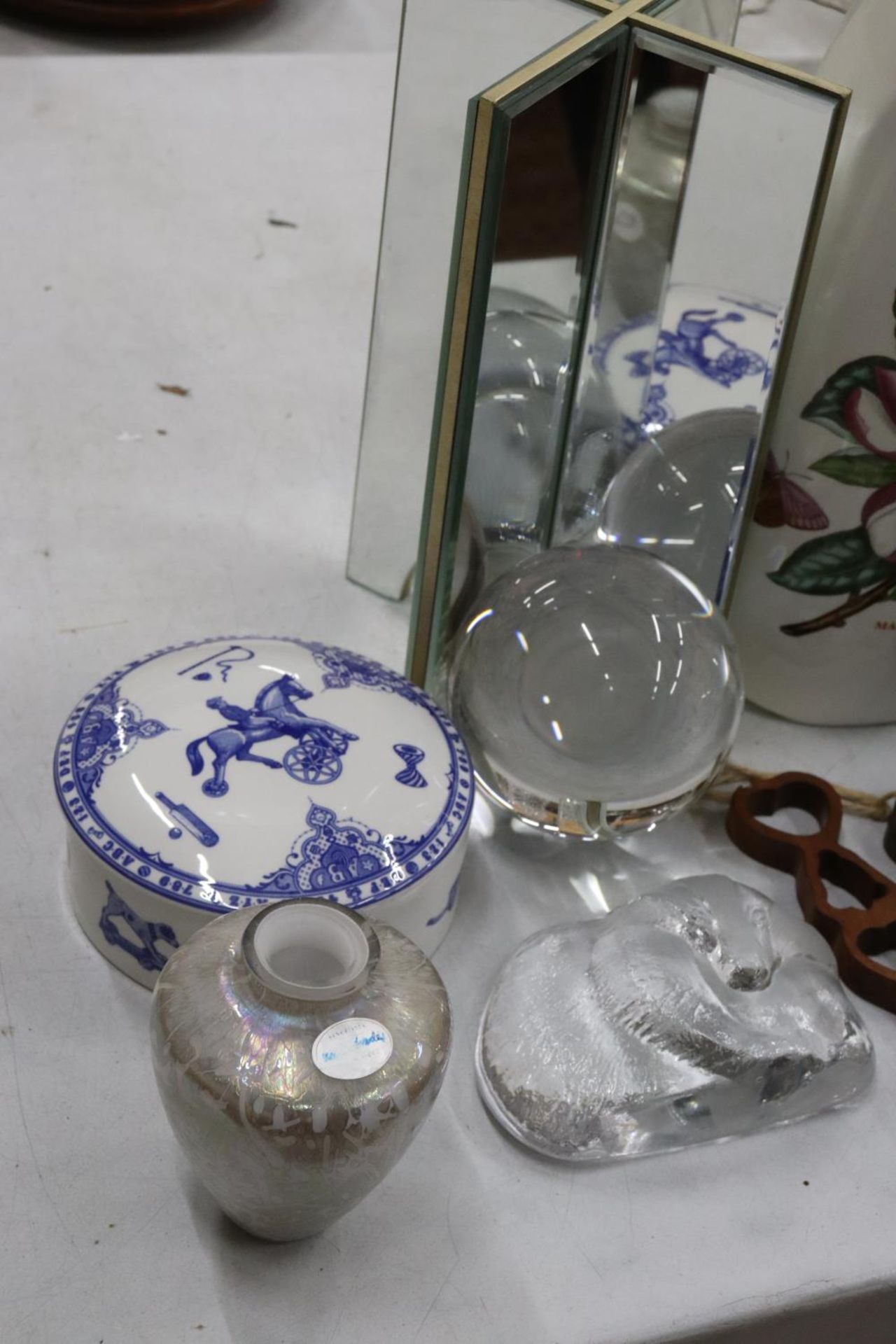 A MIXED LOT OF ITEMS TO INCLUDE A CRYSTAL BALL, A SPODE TRINKET BOX, PORTMEIRION VASE, SMALL - Bild 4 aus 5