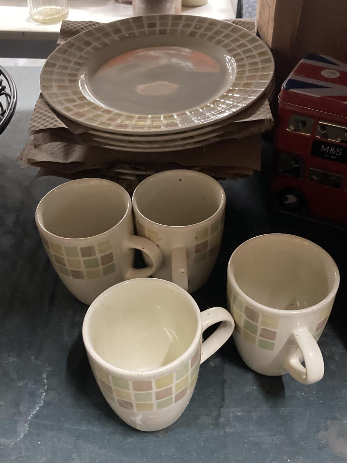 AN ASSORTMENT OF ITEMS TO INCLUDE MUGS WITH MATCHING PLATES, A BUS TIN ETC - Image 3 of 4