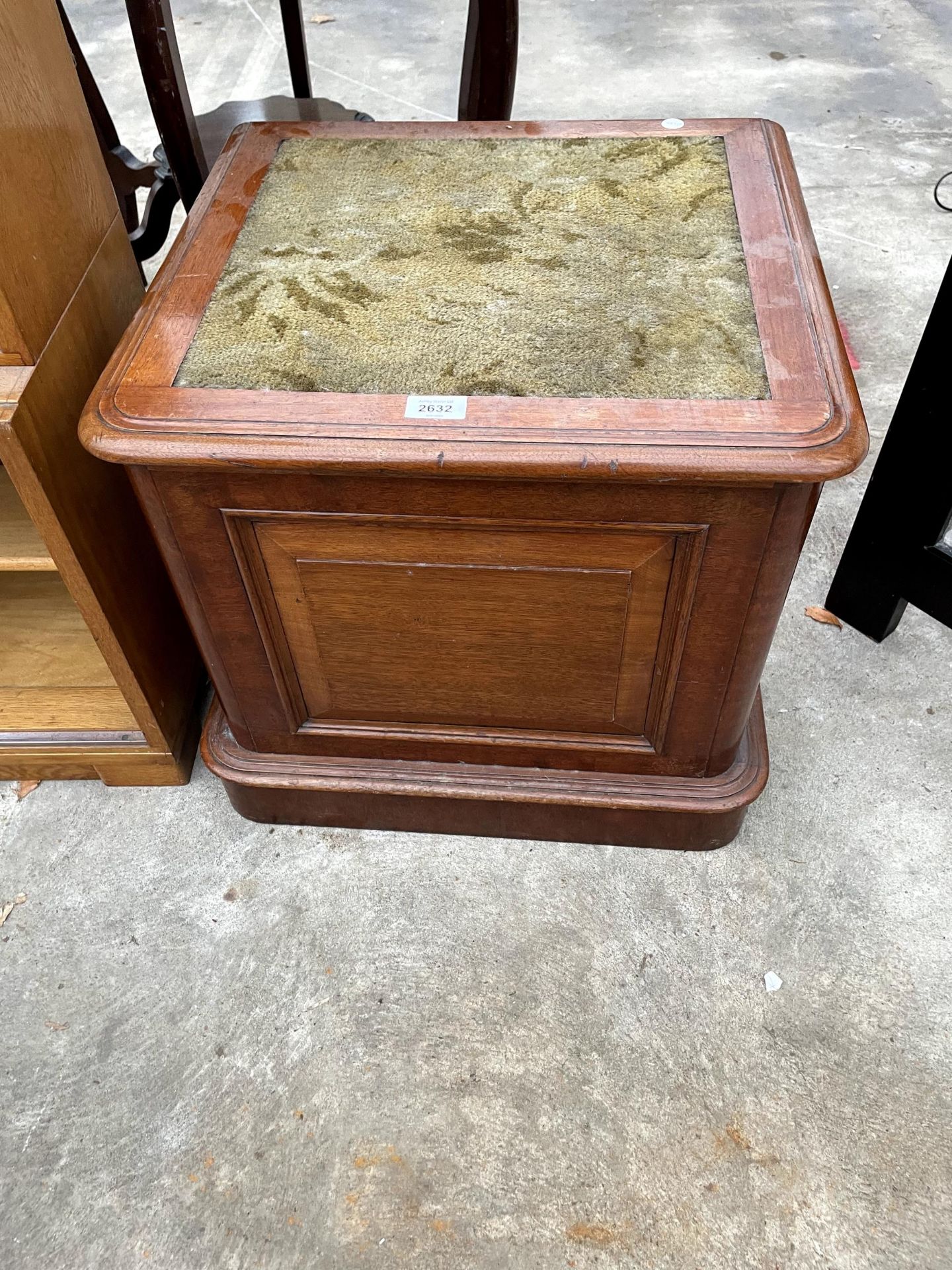 A VICTORIAN MAHOGANY BOX COMMODE