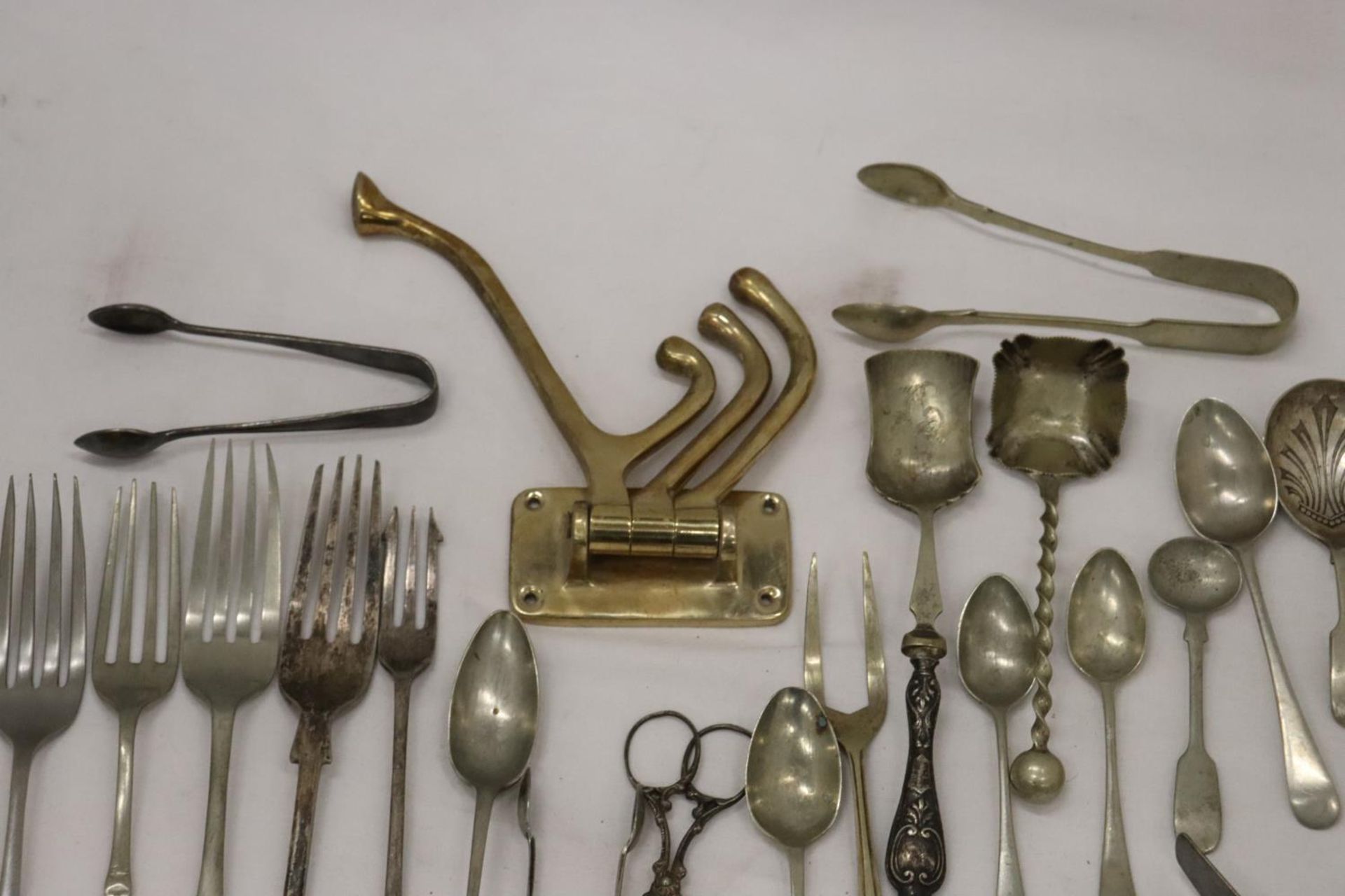 A QUANTITY OF VINTAGE FLATWARE TO INCLUDE A HALLMARKED 'THISTLE' SILVER TEASPOON AND AN OXO SPOON - Image 6 of 7